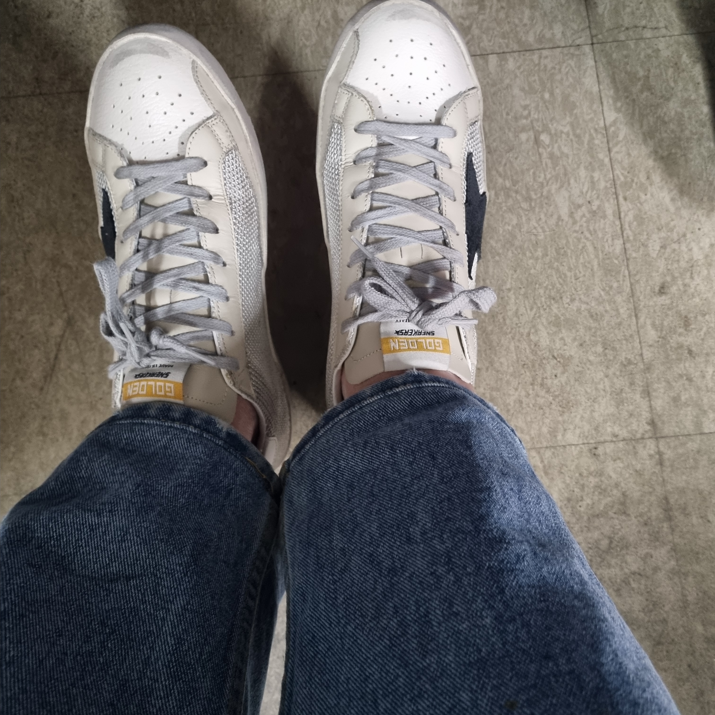 Golden Goose Superstar Grey Code Sneakers 착용 스타일 - 3