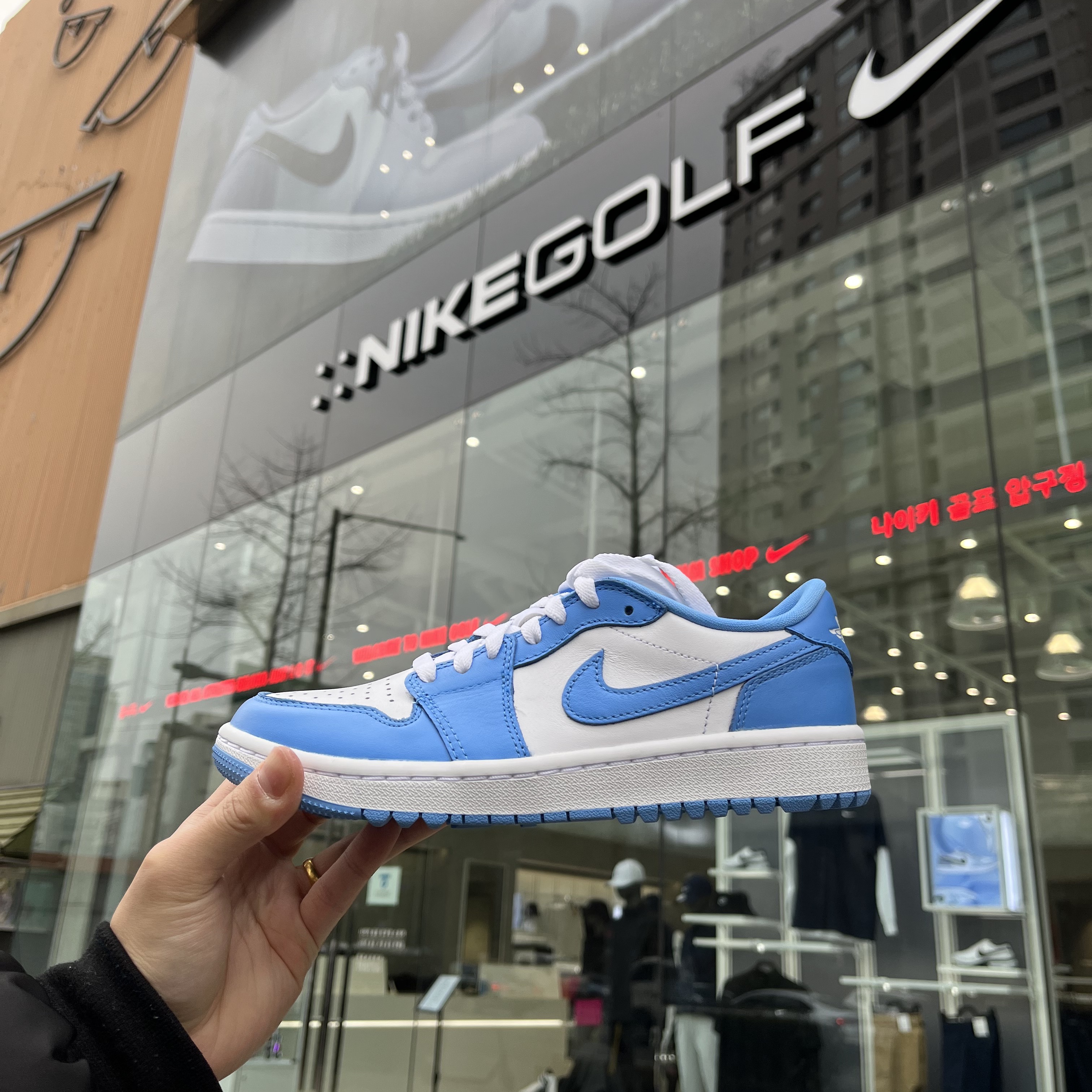 Jordan 1 Low Golf White and University Blue 착용 스타일