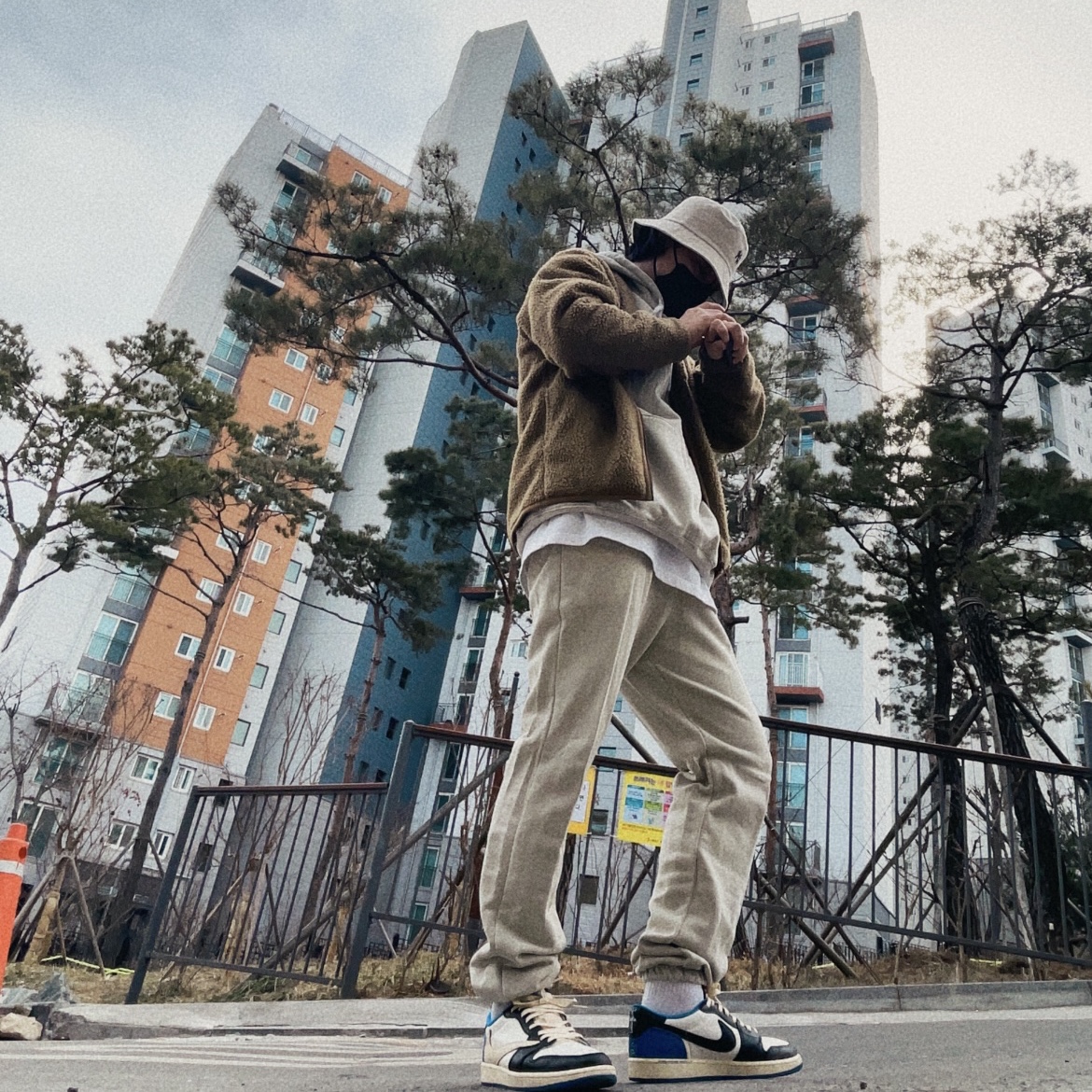 Jordan 1 x Travis Scott x Fragment Retro Low OG SP Military Blue 착용 스타일