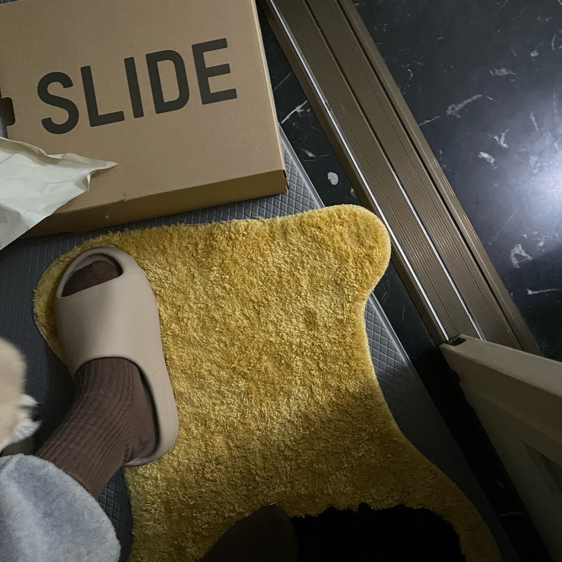 Adidas Yeezy Slide Pure - Re-Release Ver. ์ฐฉ์ฉ ์คํ์ผ