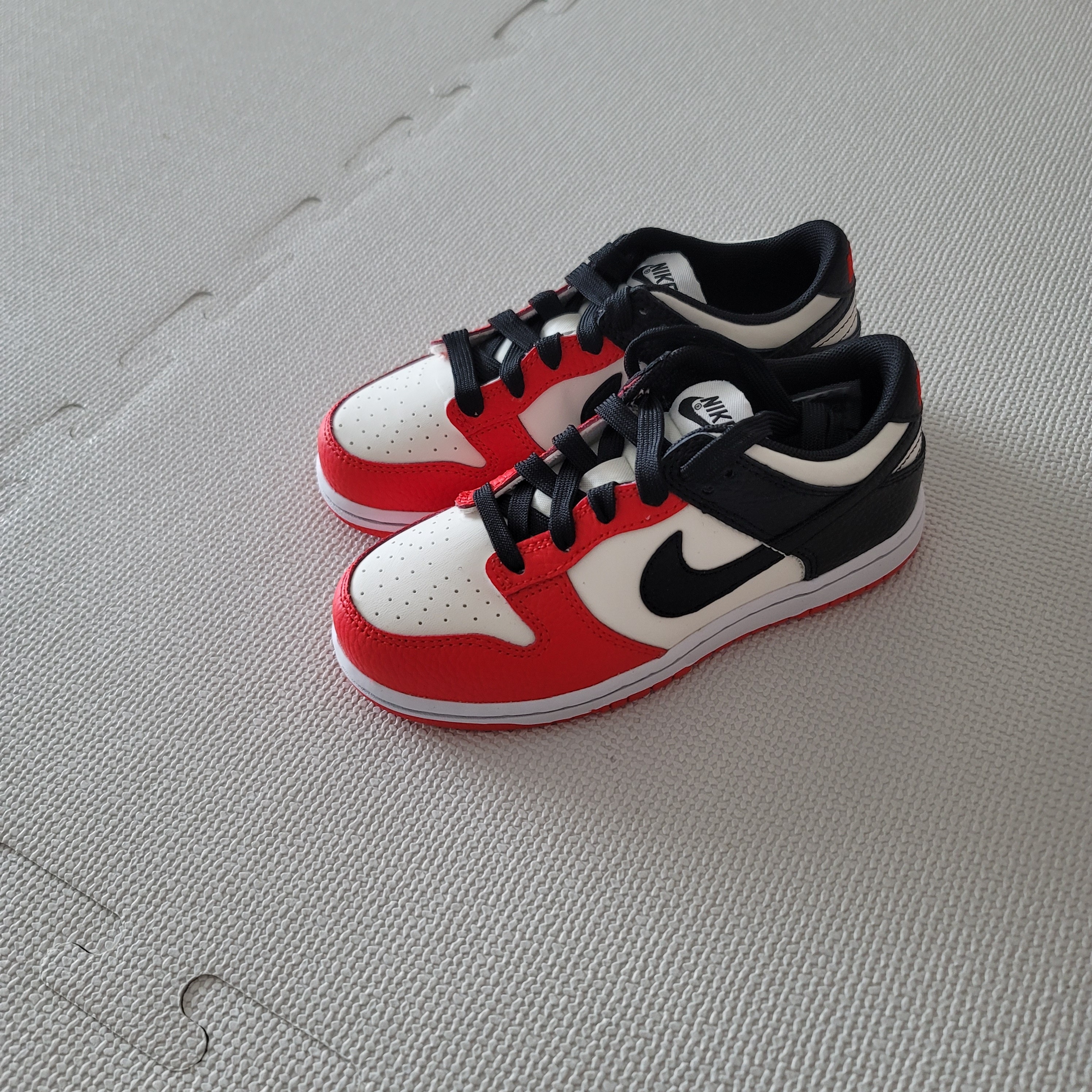 (PS) Nike x NBA Dunk Low Black and Chile Red 착용 스타일