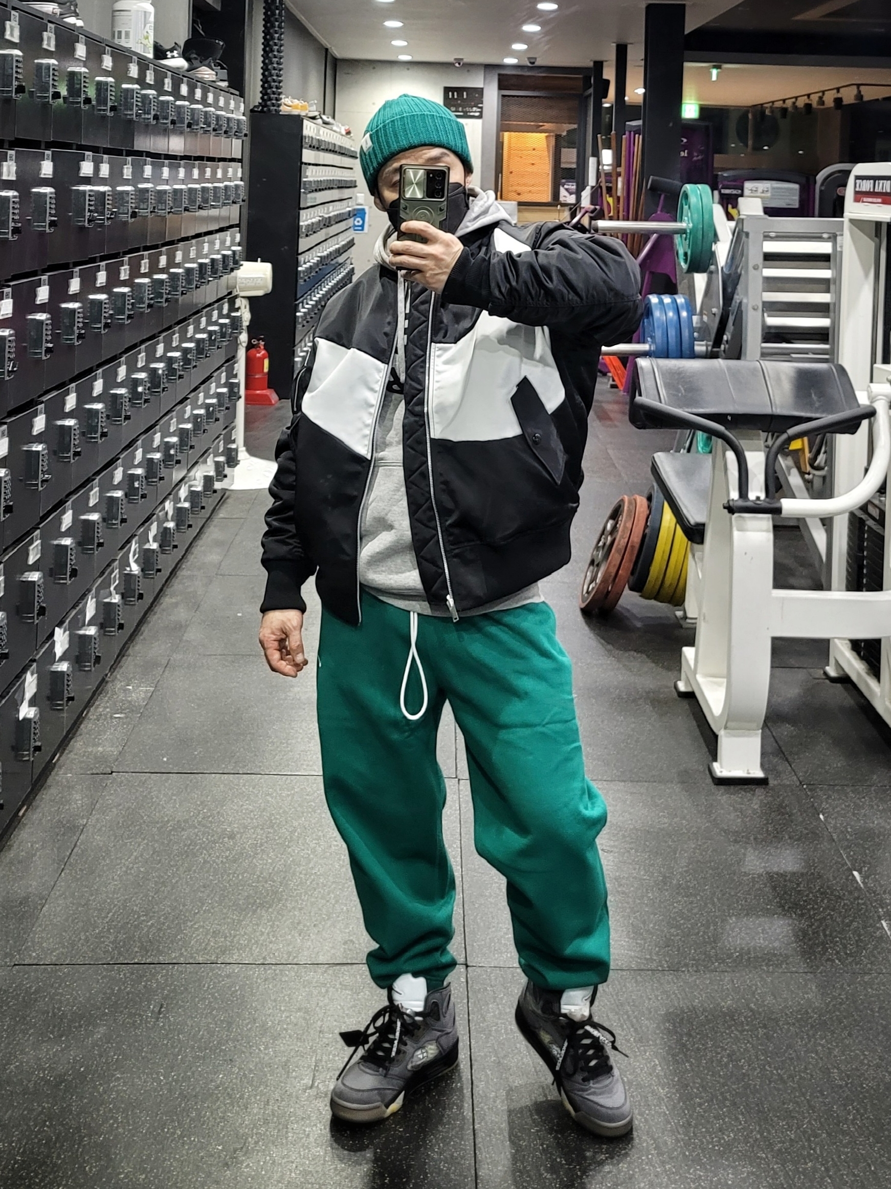 Nike NRG Solo Swoosh Fleece Pants Mystic Green - Asia, Jordan 5 x Off-White Retro SP Black Muslin 착용 스타일