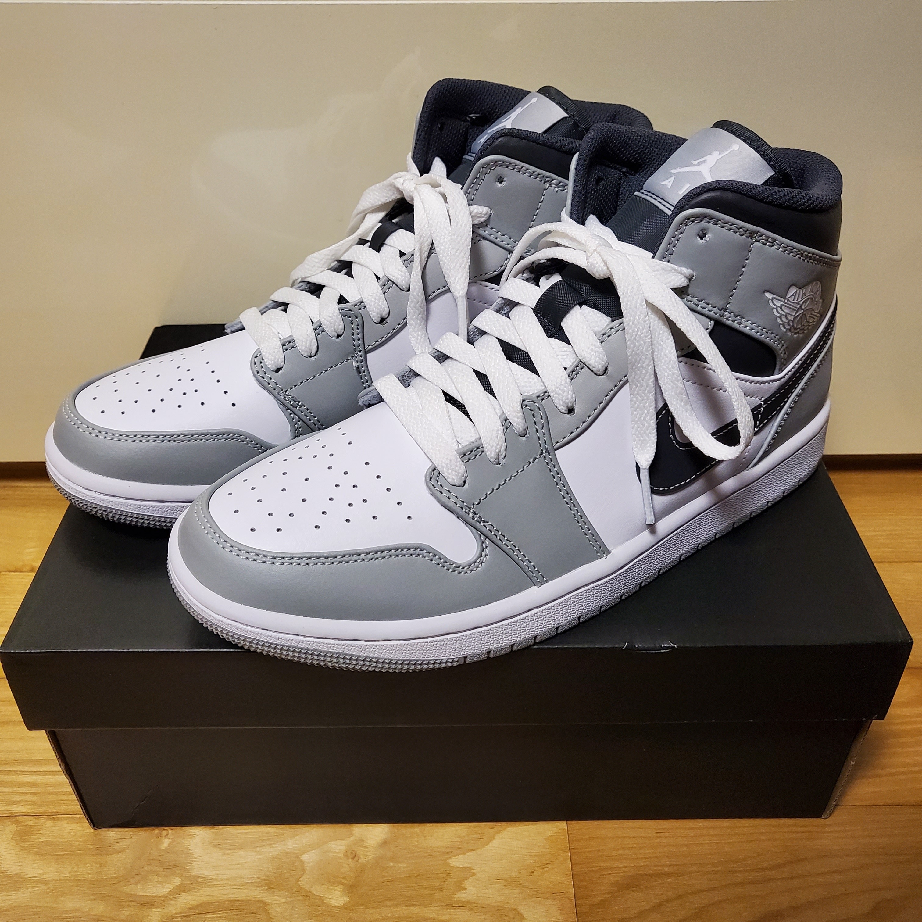 Jordan 1 Mid Light Smoke Grey Anthracite 착용 스타일 - 3