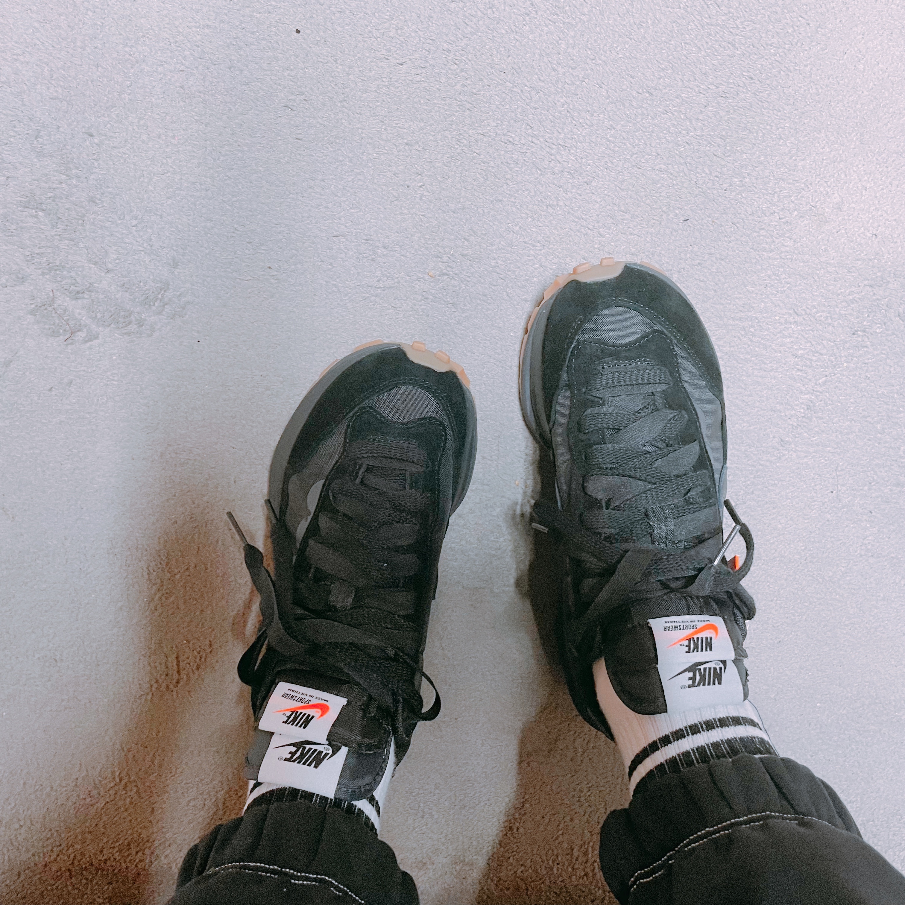 Nike x Sacai VaporWaffle Black and Gum 착용 스타일 - 1