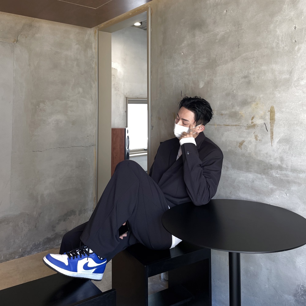 Jordan 1 Low Hyper Royal 착용 스타일 - 3