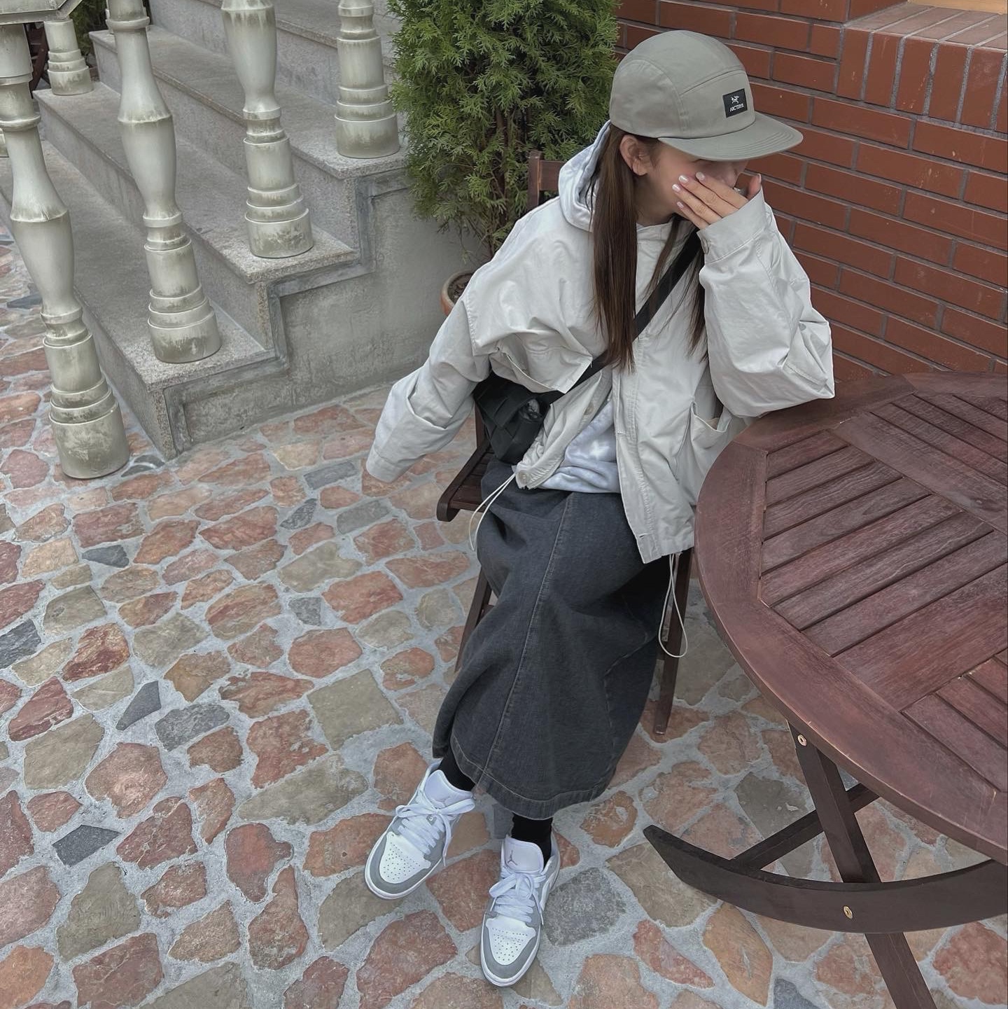 (W) Jordan 1 Low White Wolf Grey, Bottega Veneta Mini Calfskin Leather Belt Cassette Black 착용 스타일 - 2