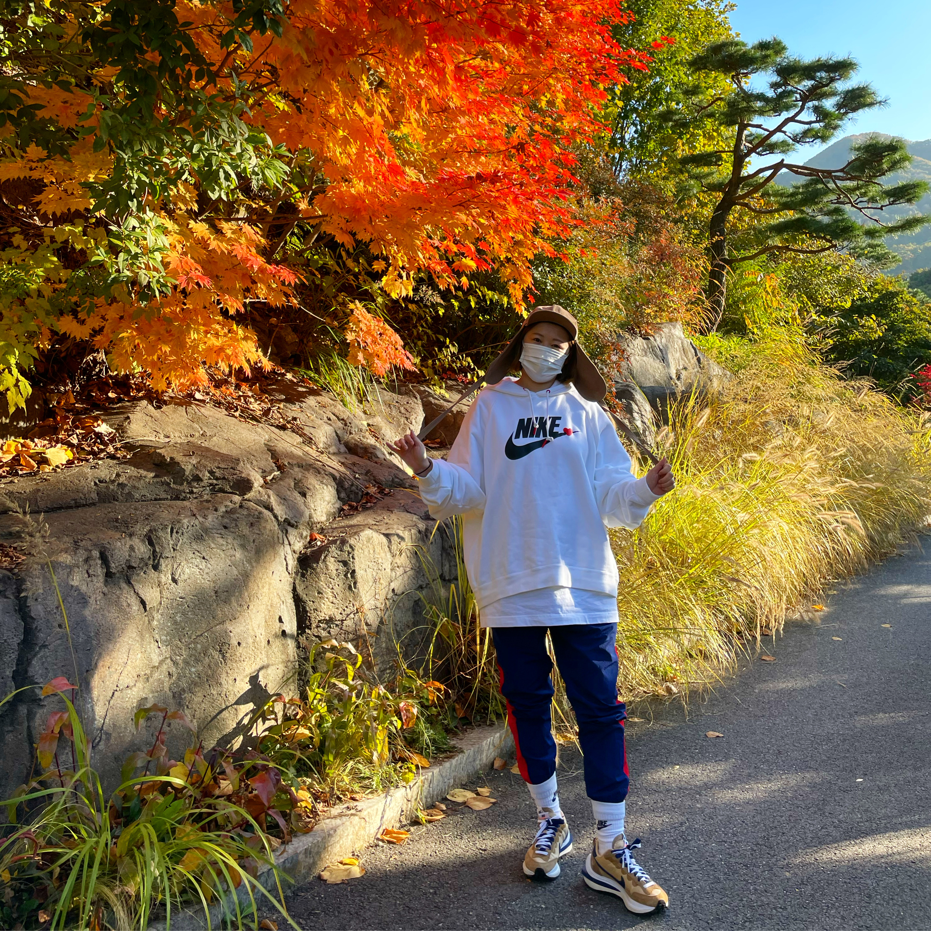 Nike x Sacai VaporWaffle Sesame and Blue Void 착용 스타일