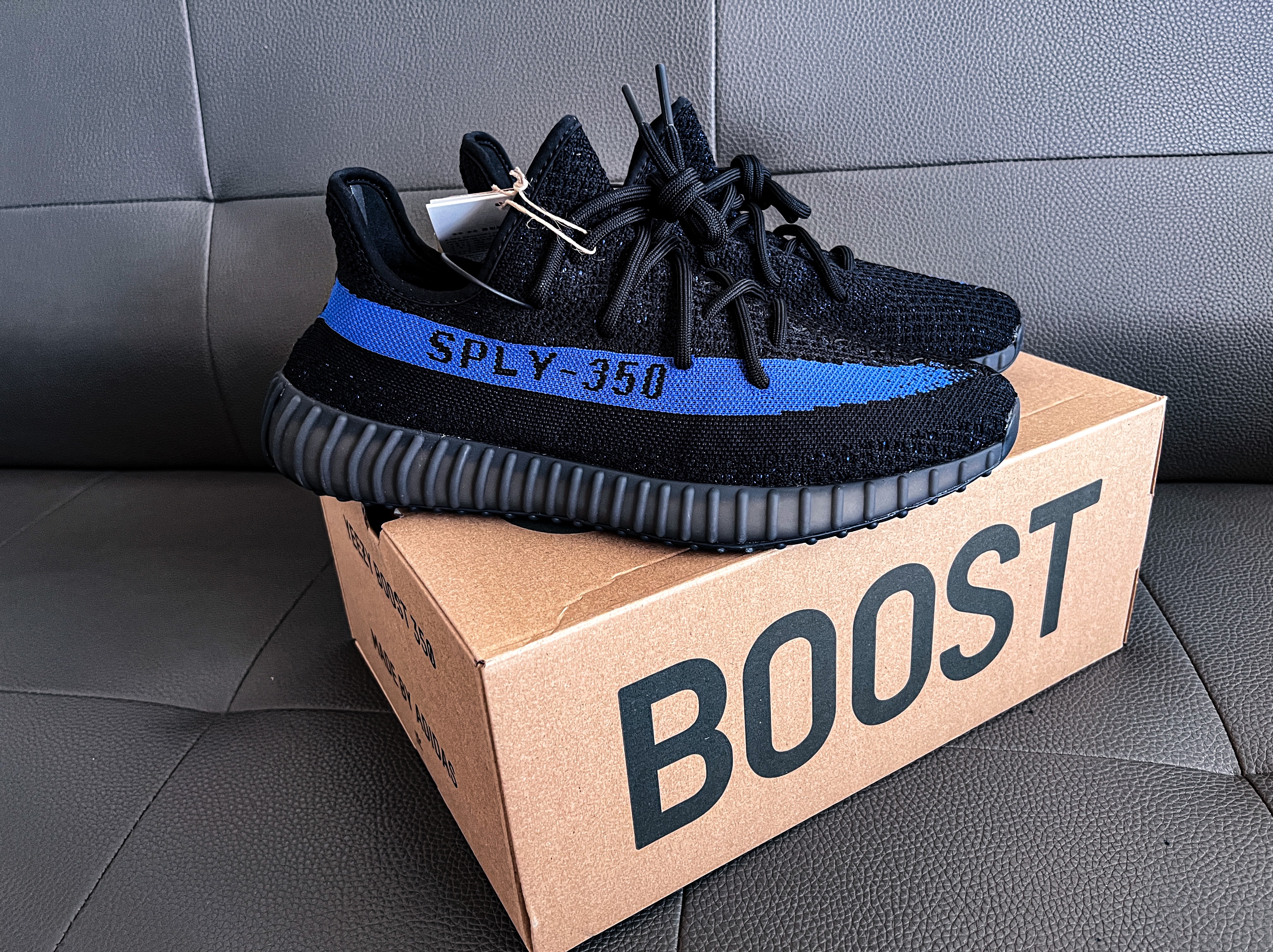 Adidas Yeezy Boost 350 V2 Dazzling Blue 착용 스타일