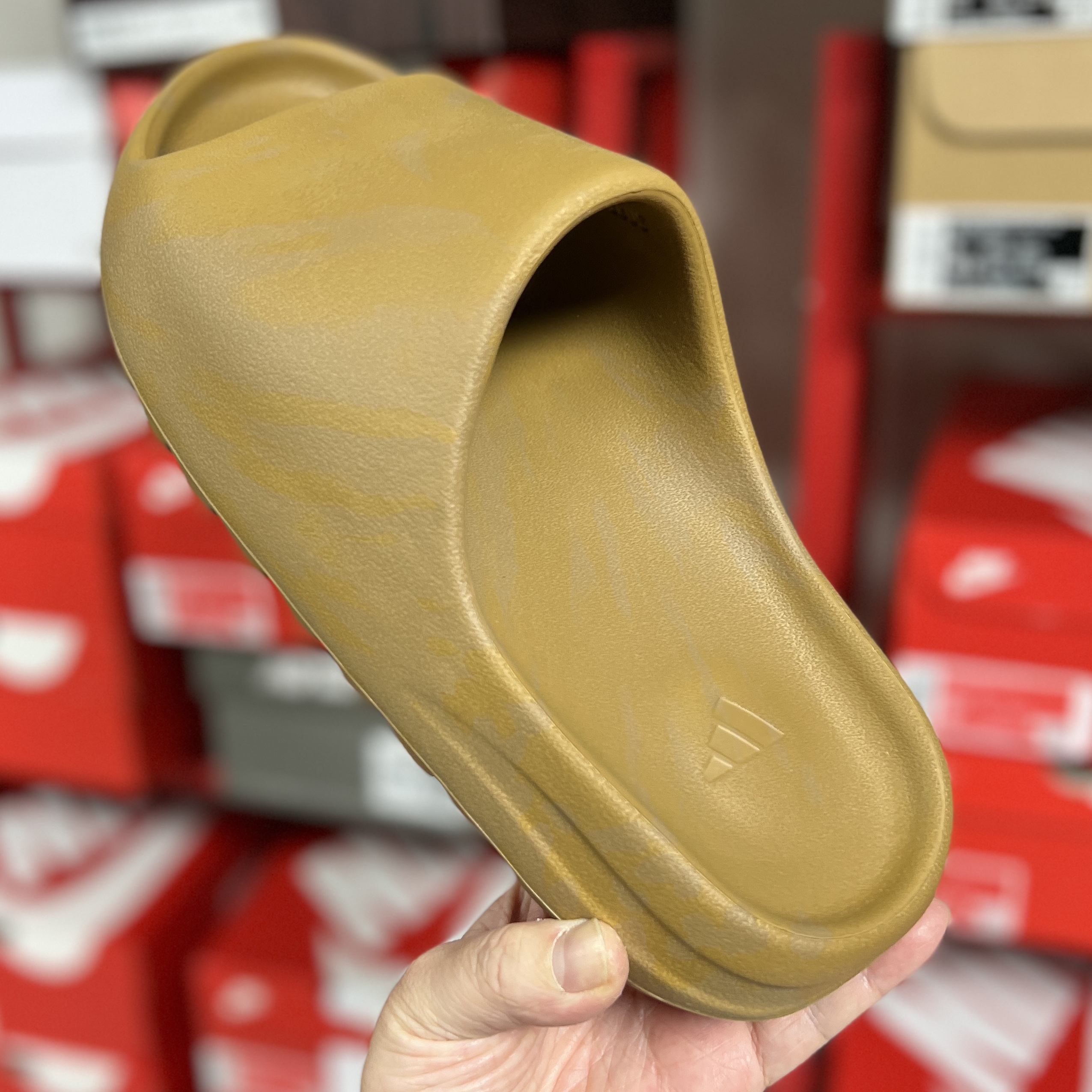 Adidas Yeezy Slide Ochre 착용 스타일 - 2