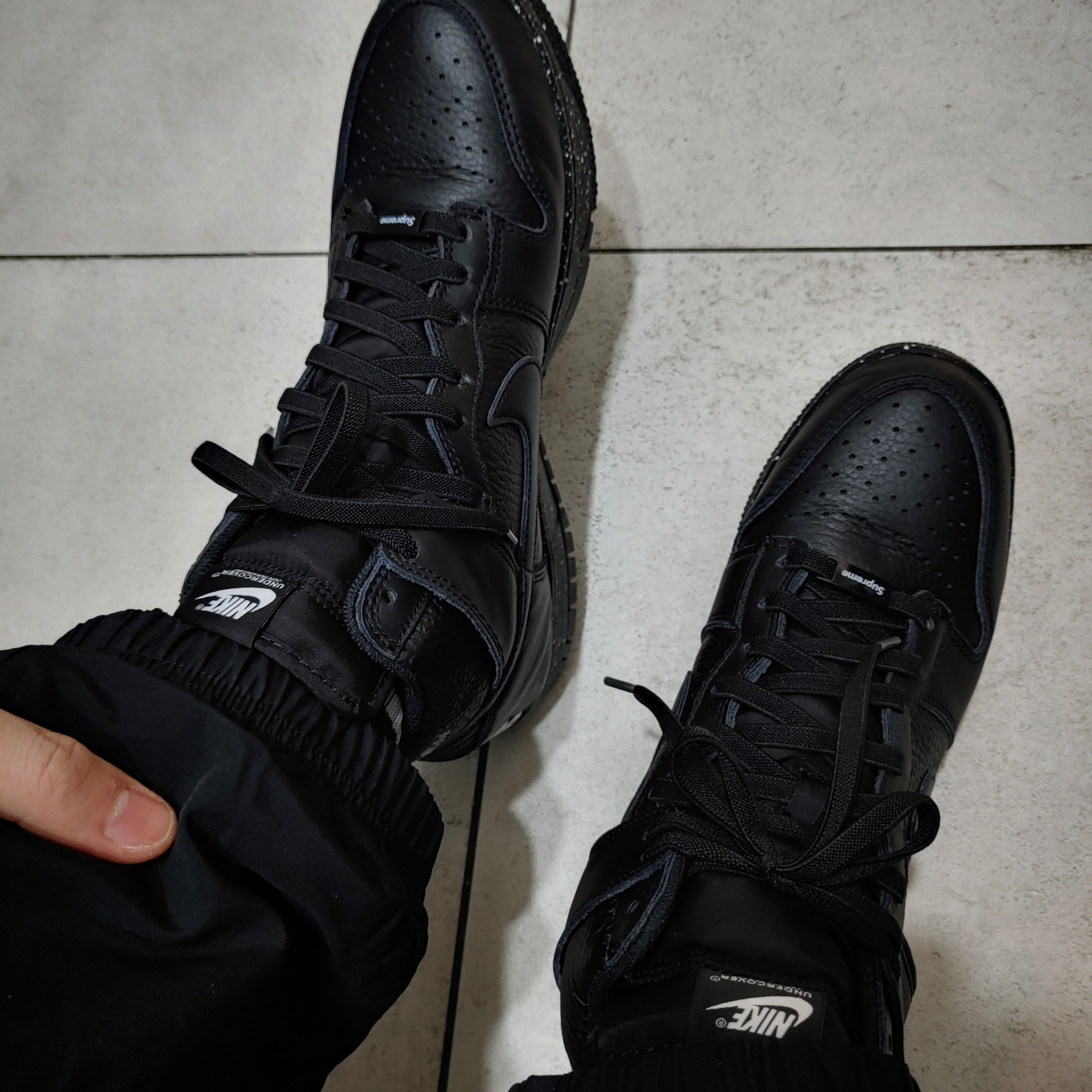 Nike x Undercover Dunk High 1985 Black 착용 스타일 - 3