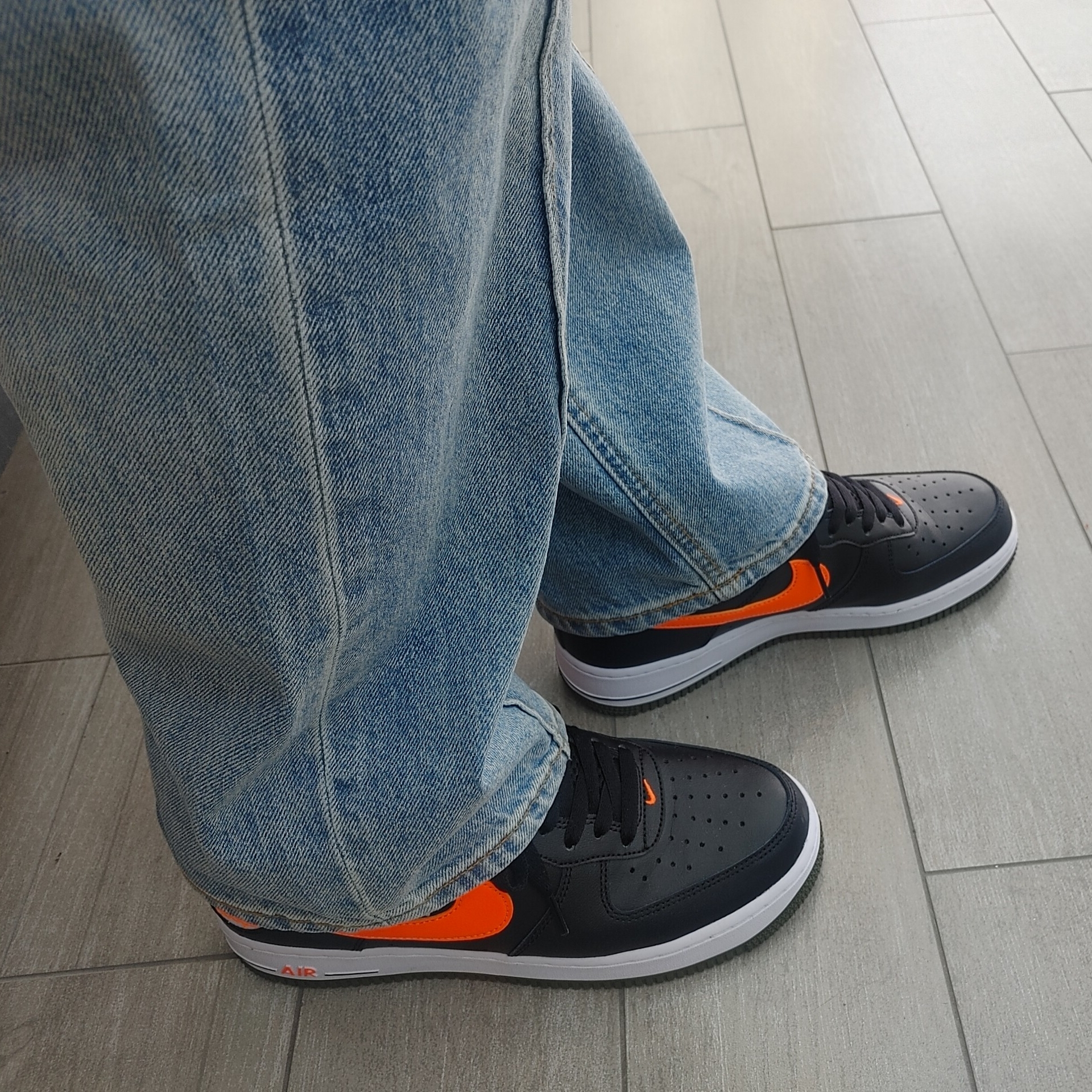 Nike Air Force 1 '07 LV8 Black Total Orange 착용 스타일 - 2
