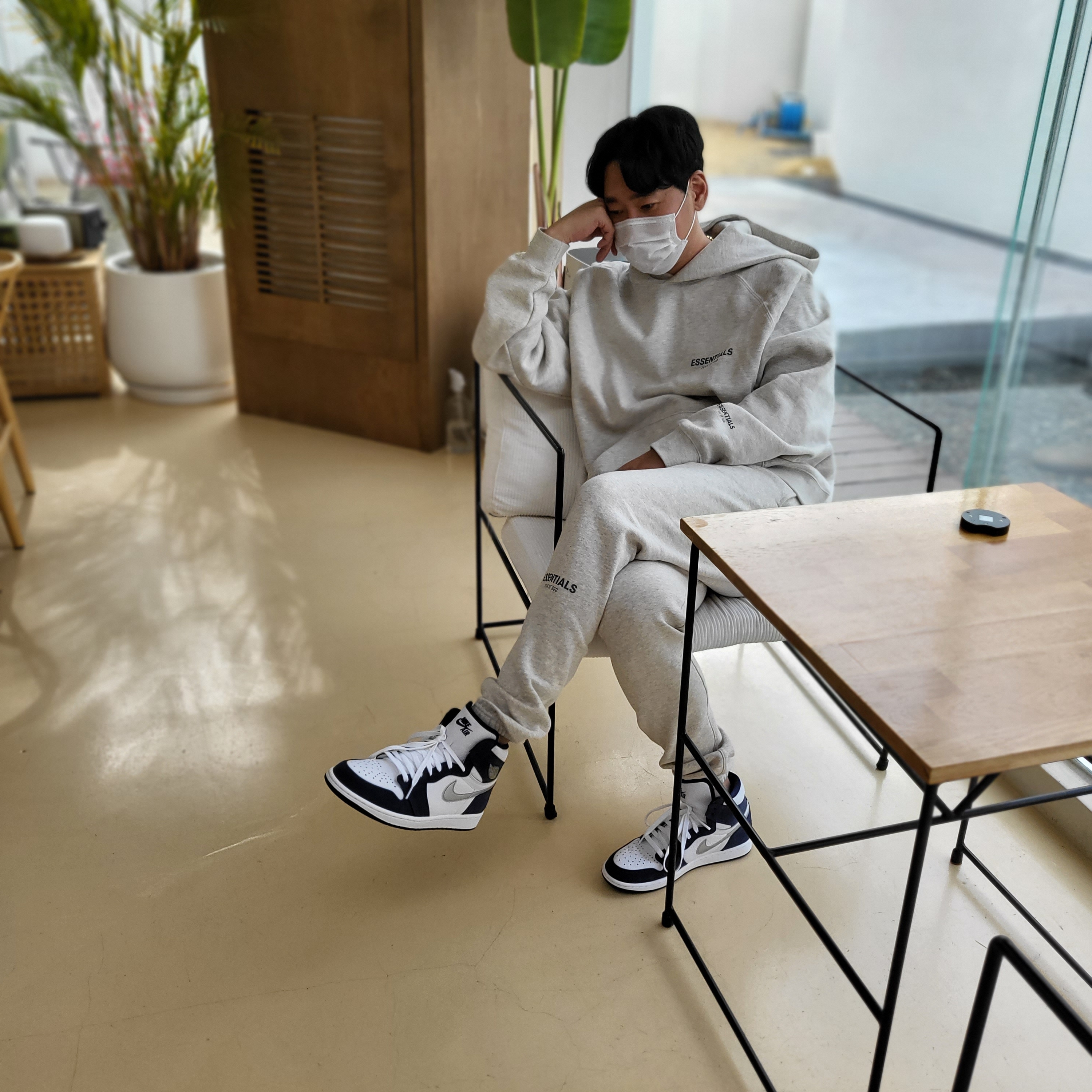 Jordan 1 Retro High OG CO.JP Midnight Navy, Essentials The Core Collection Pullover Hoodie Oatmeal 착용 스타일