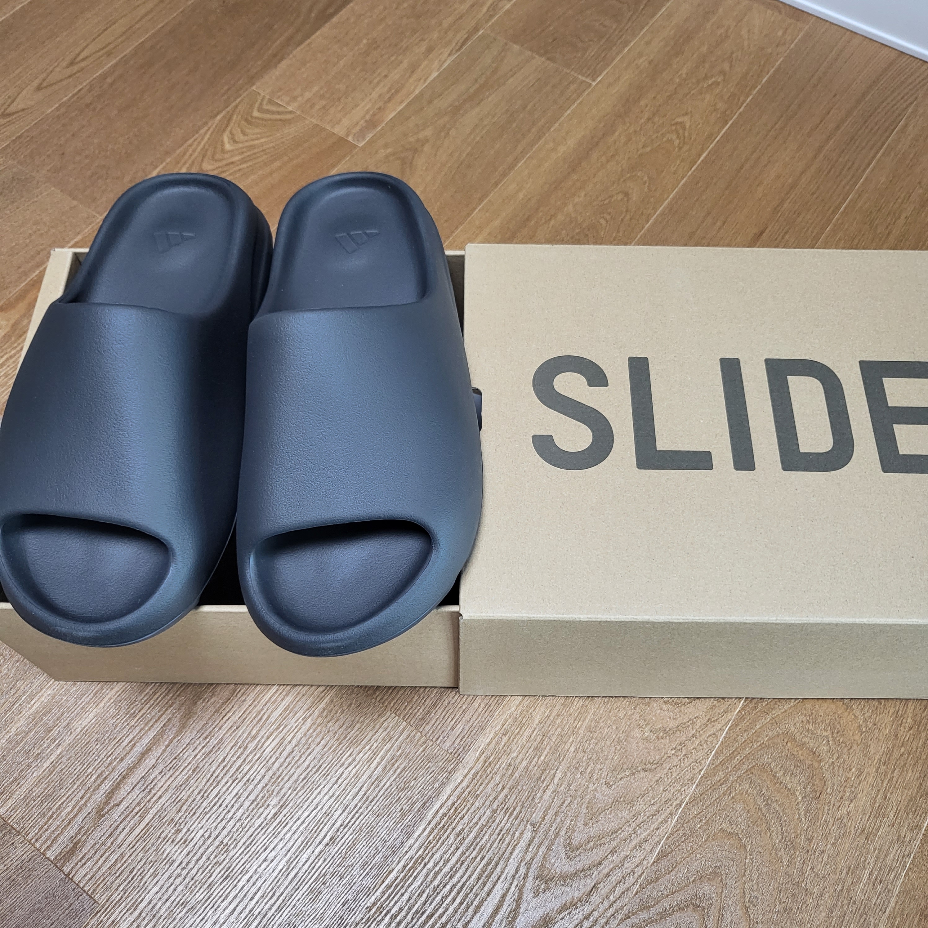 Adidas Yeezy Slide Onyx 착용 스타일 - 2