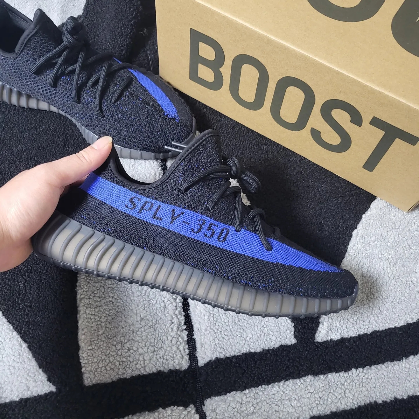 Adidas Yeezy Boost 350 V2 Dazzling Blue 착용 스타일 - 2