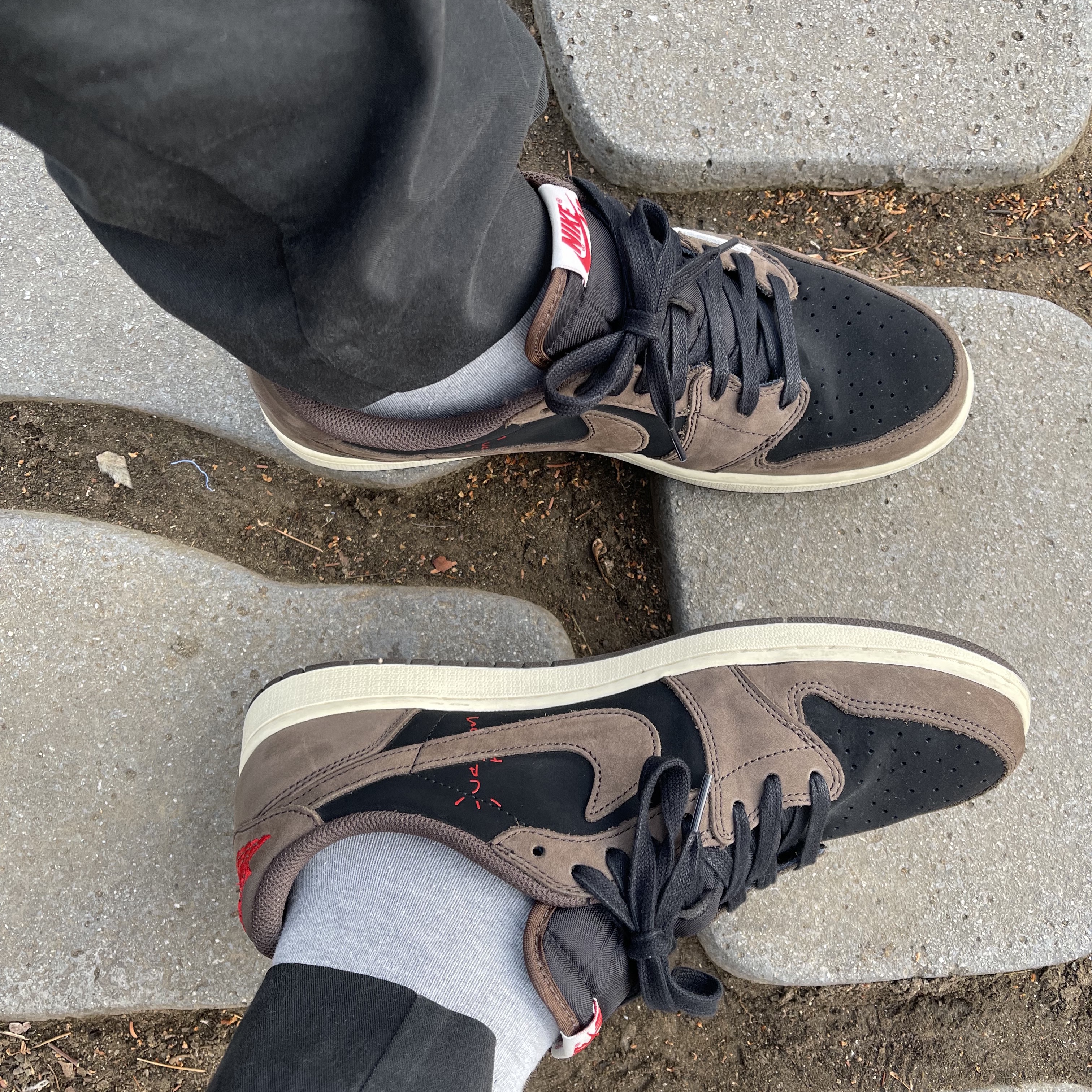 Jordan 1 x Travis Scott Retro Low OG SP Mocha 착용 스타일 - 1