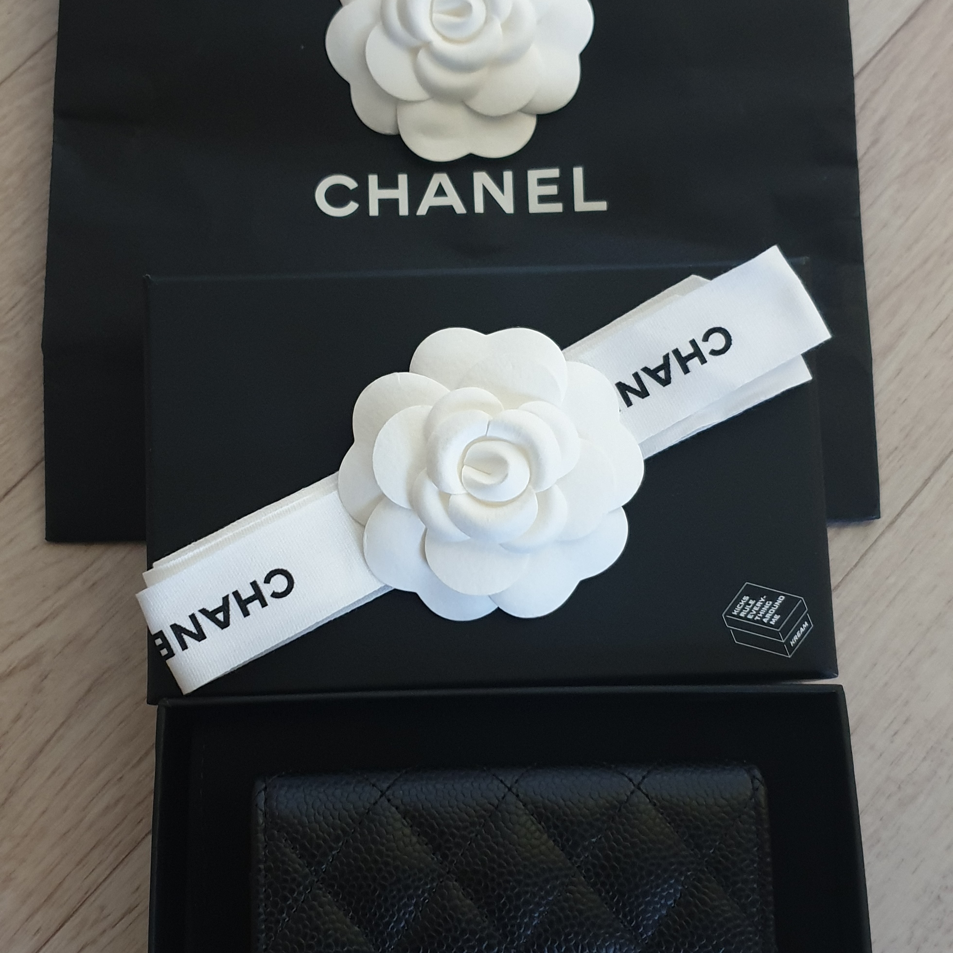 Chanel Classic Card Holder Grained Calfskin & Gold Black 착용 스타일