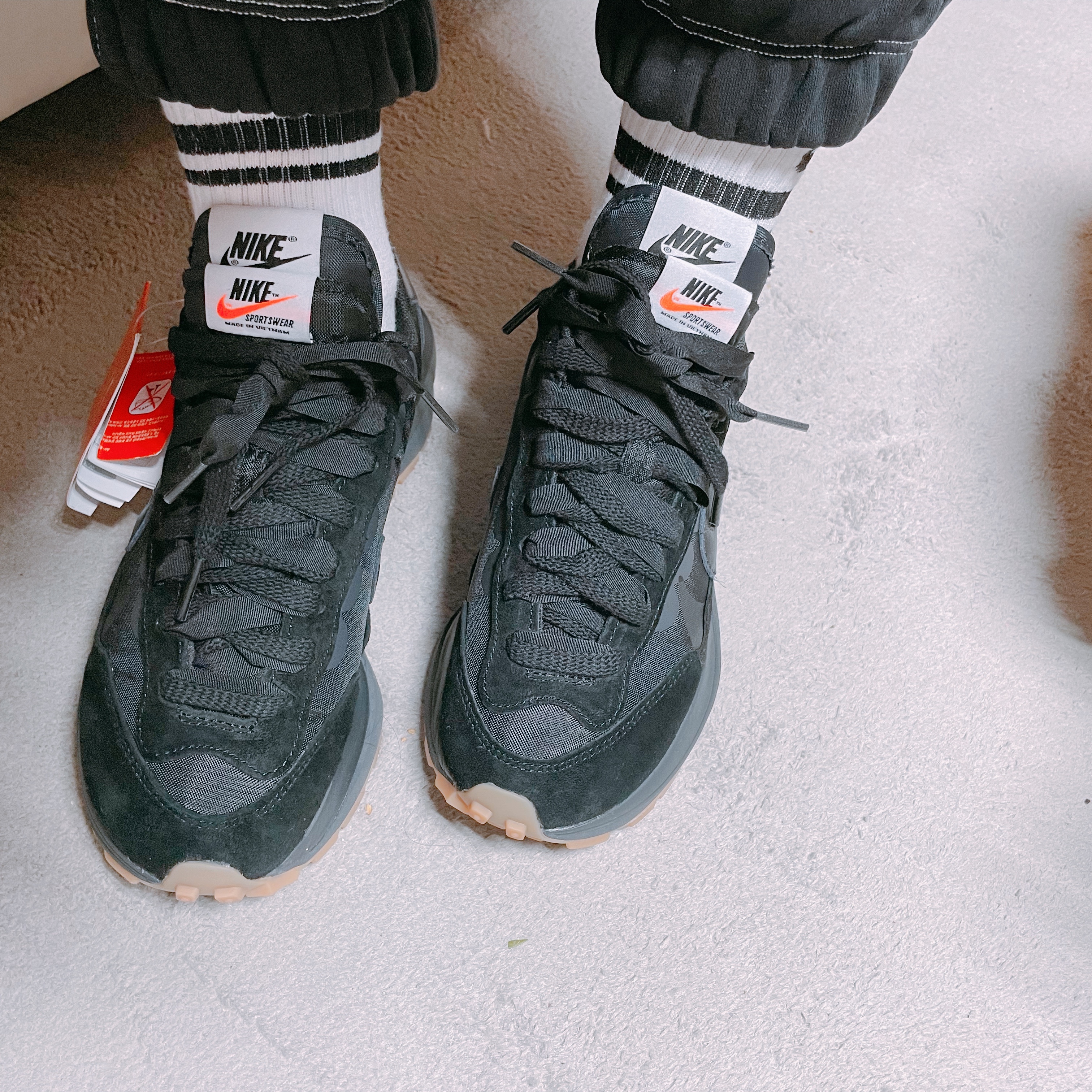 Nike x Sacai VaporWaffle Black and Gum 착용 스타일 - 4