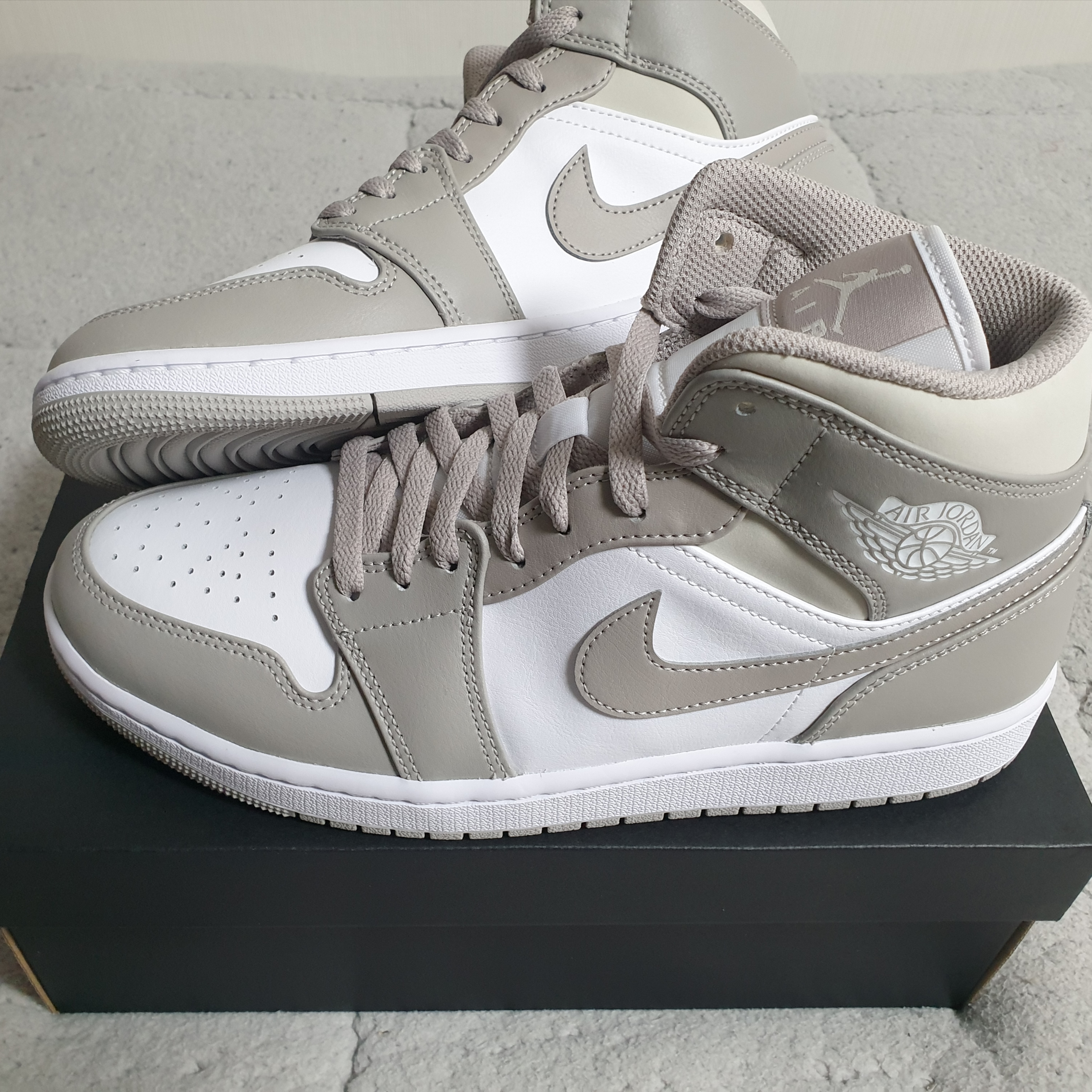 Jordan 1 Mid College Grey 착용 스타일