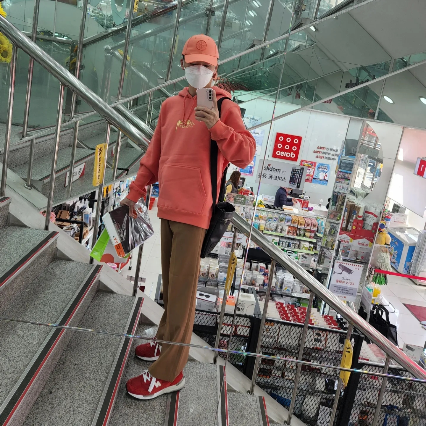 New Balance x Kith 992 Made in USA Kithmas Team Red 착용 스타일 - 3