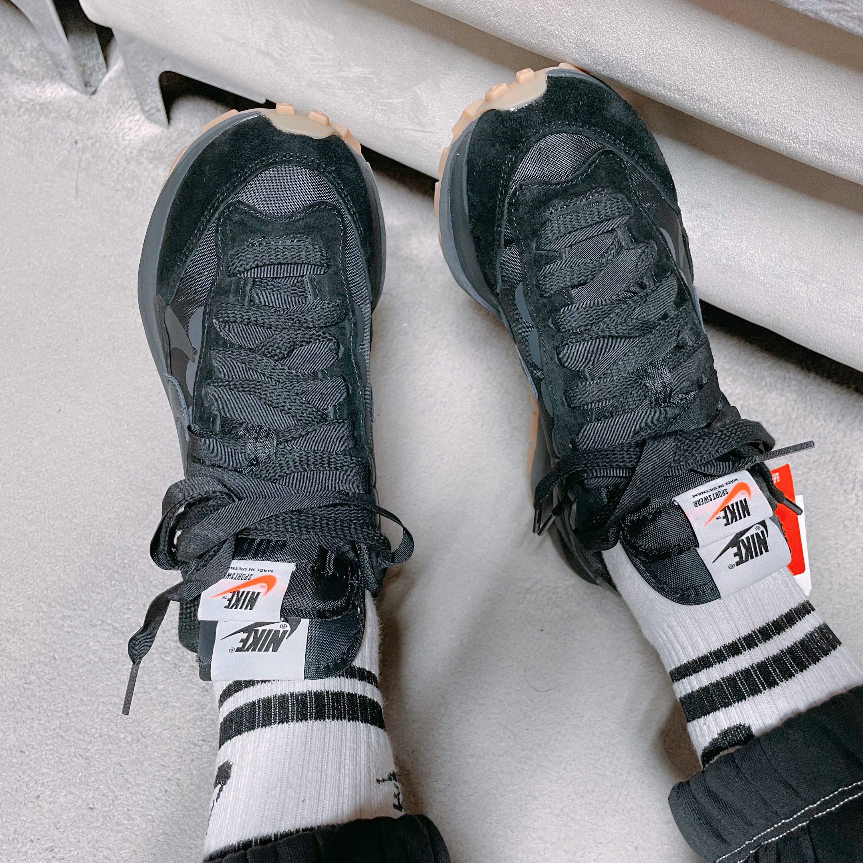 Nike x Sacai VaporWaffle Black and Gum 착용 스타일 - 3