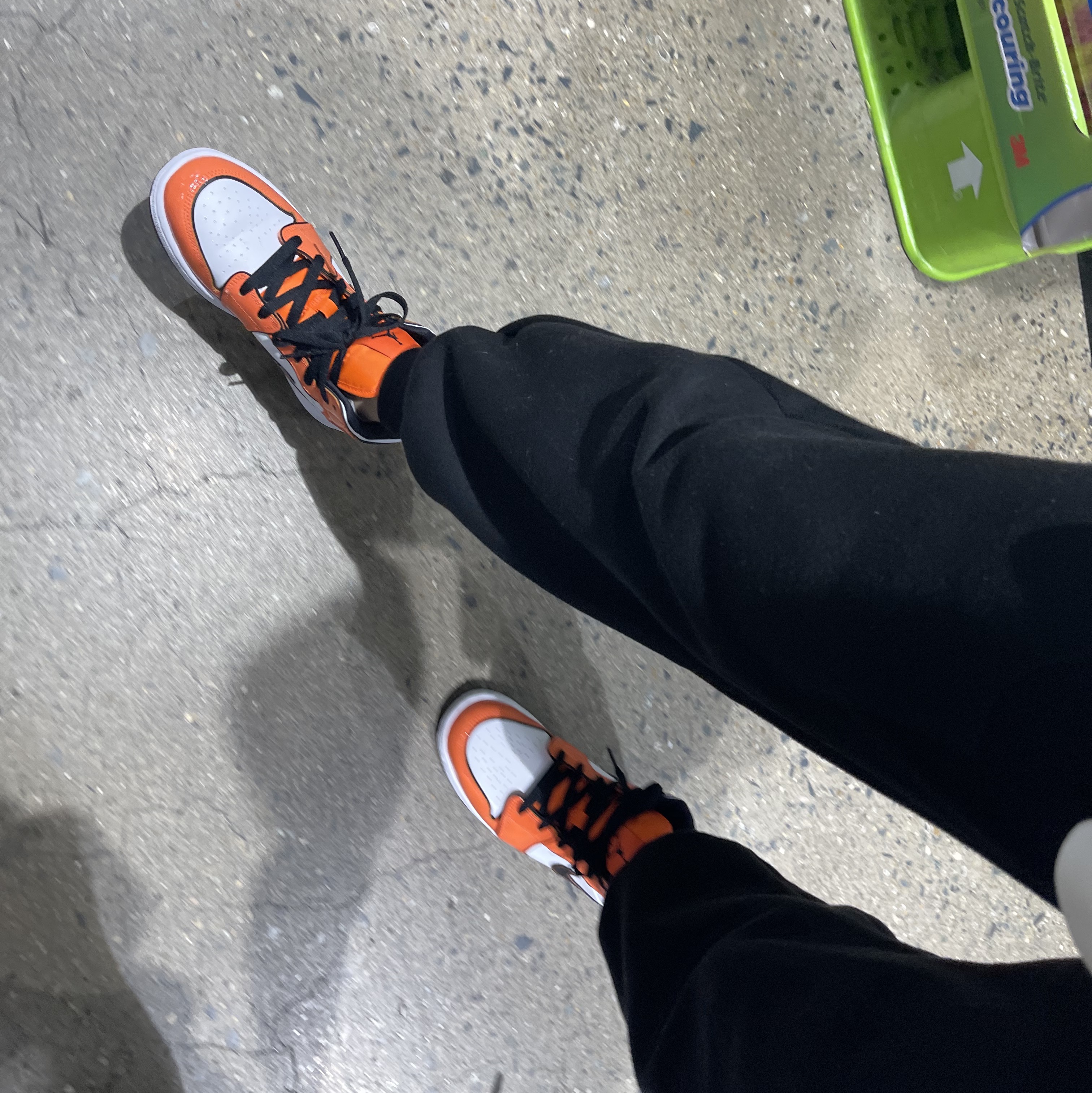 (GS) Jordan 1 Mid SE Turf Orange 착용 스타일 - 3