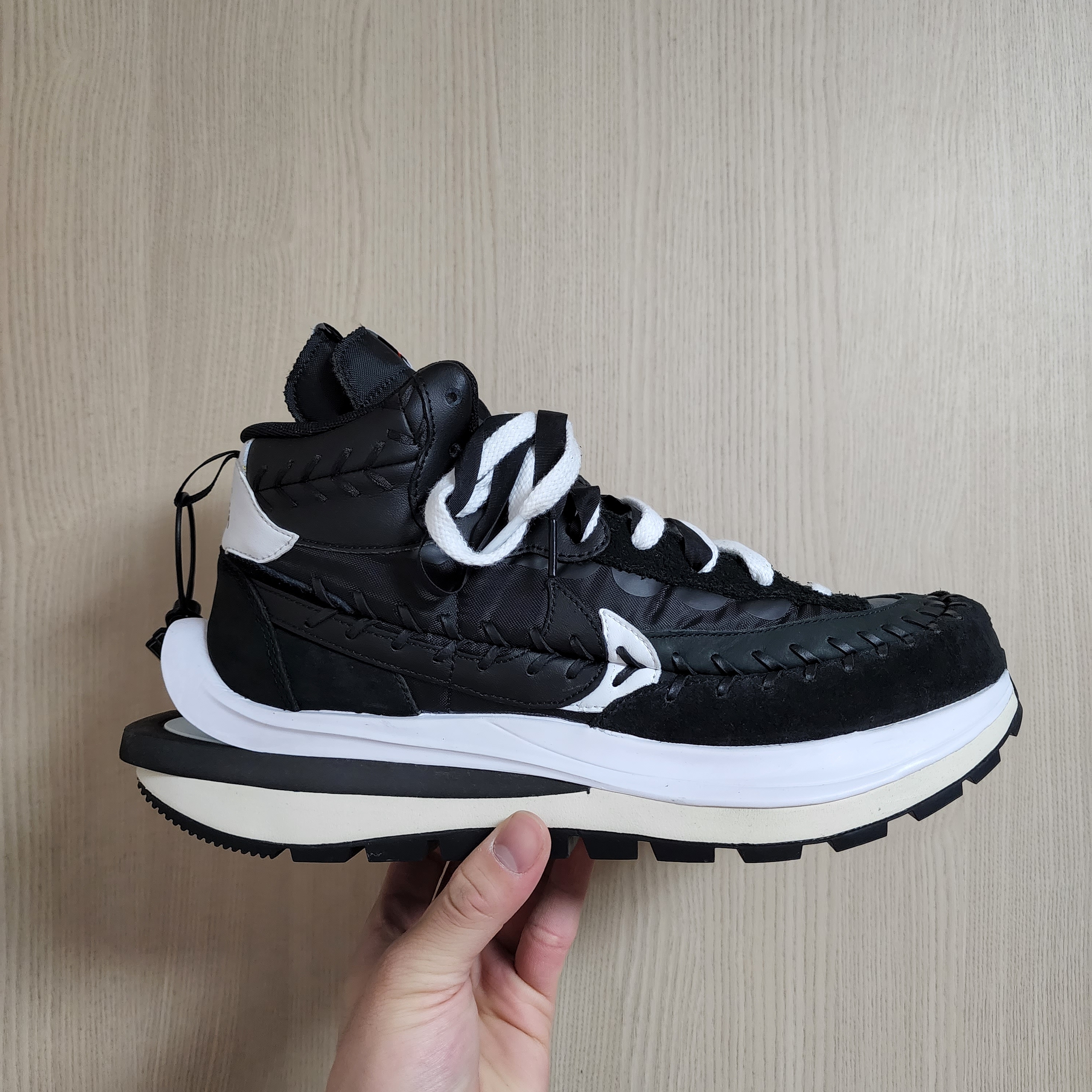 Nike x Sacai x Jean Paul Gaultier VaporWaffle Black White 착용 스타일 - 1