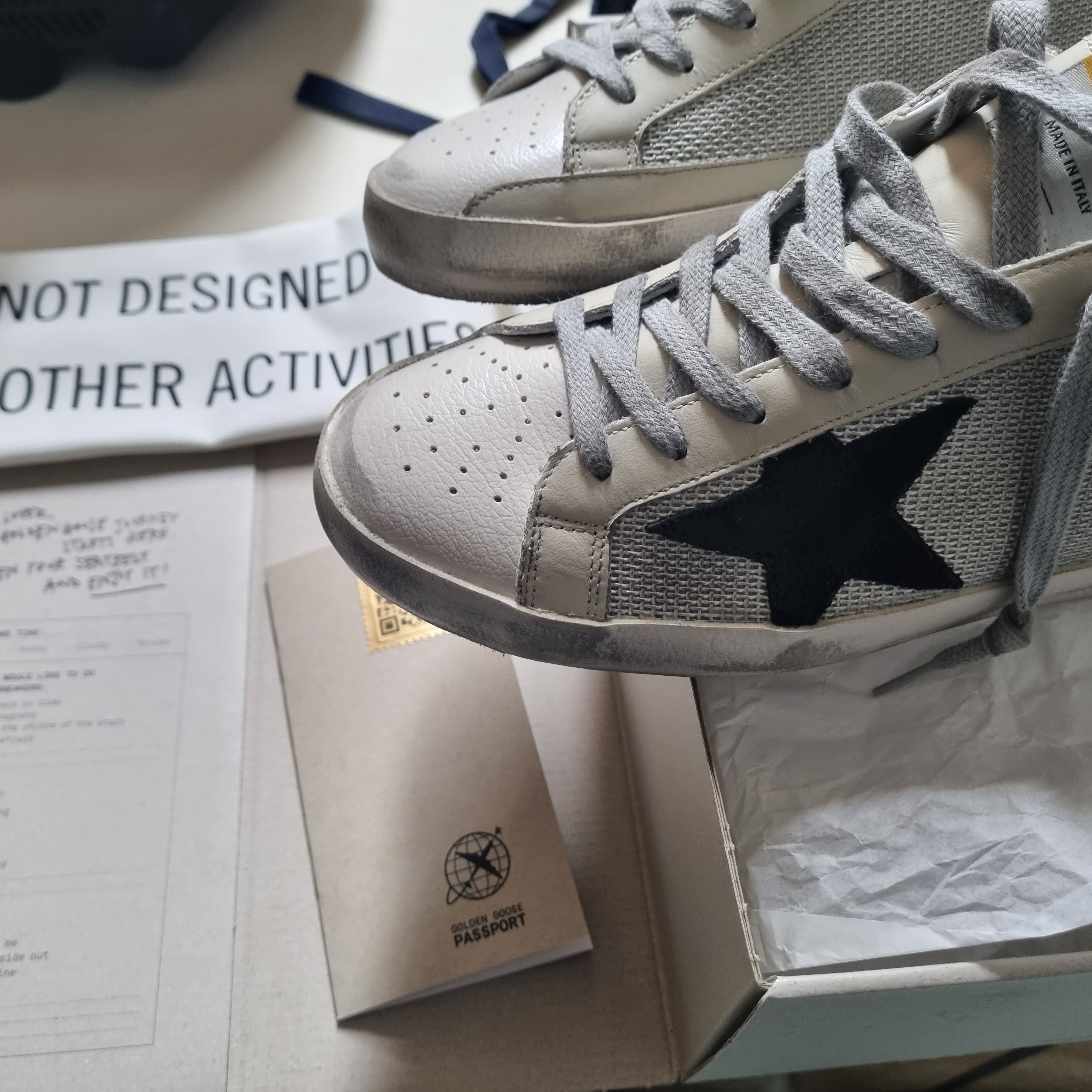 Golden Goose Superstar Grey Code Sneakers 착용 스타일 - 1