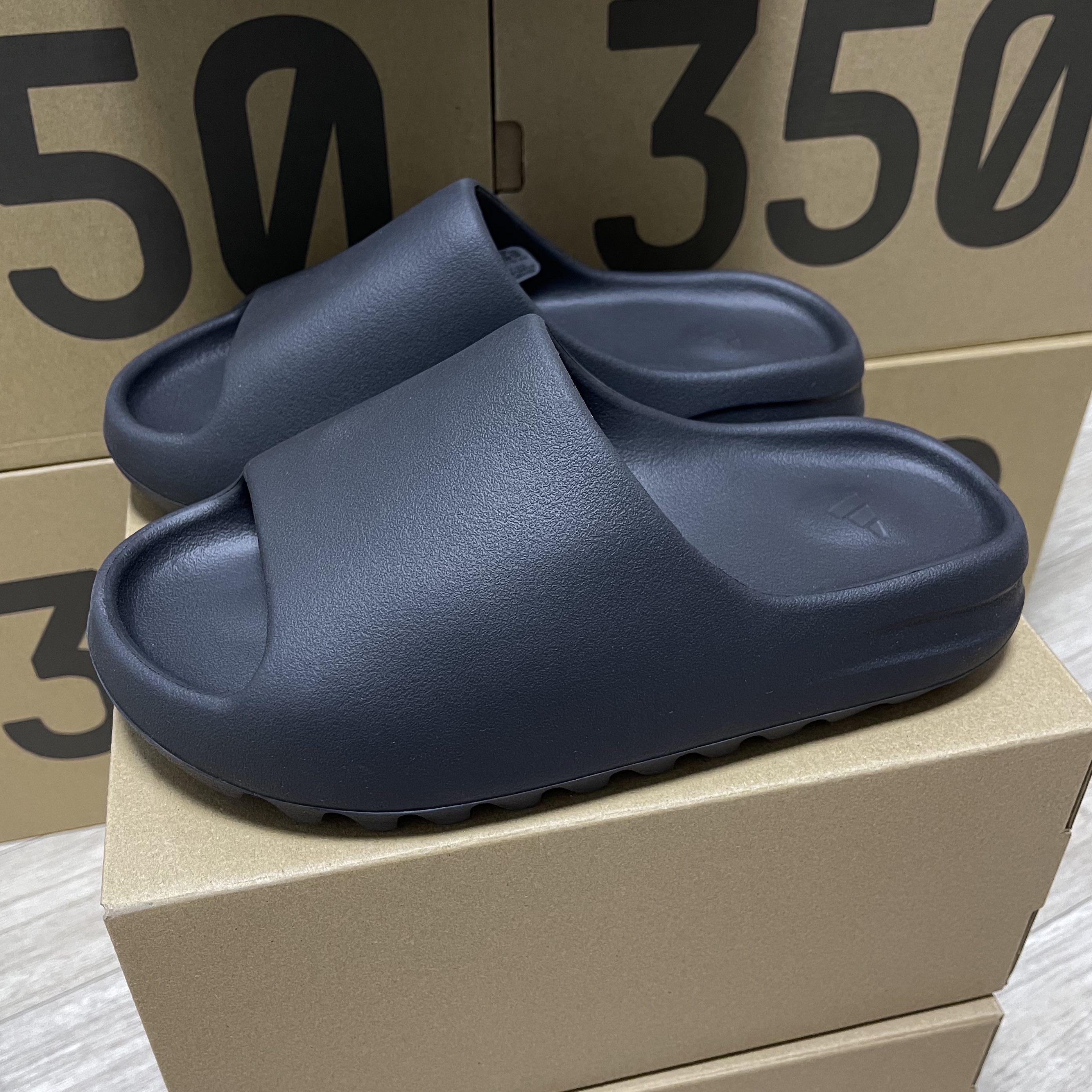 Adidas Yeezy Slide Onyx 착용 스타일 - 2