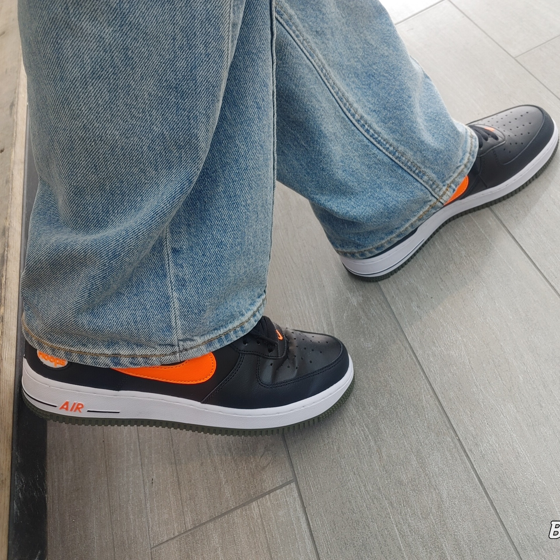 Nike Air Force 1 '07 LV8 Black Total Orange 착용 스타일 - 1