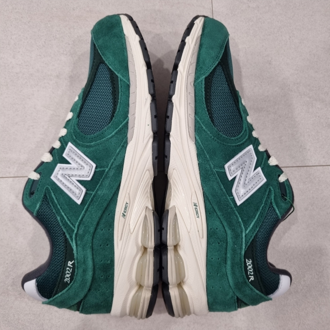 New Balance 2002R Nightwatch Green, New Balance 2002R Grey 착용 스타일 - 1
