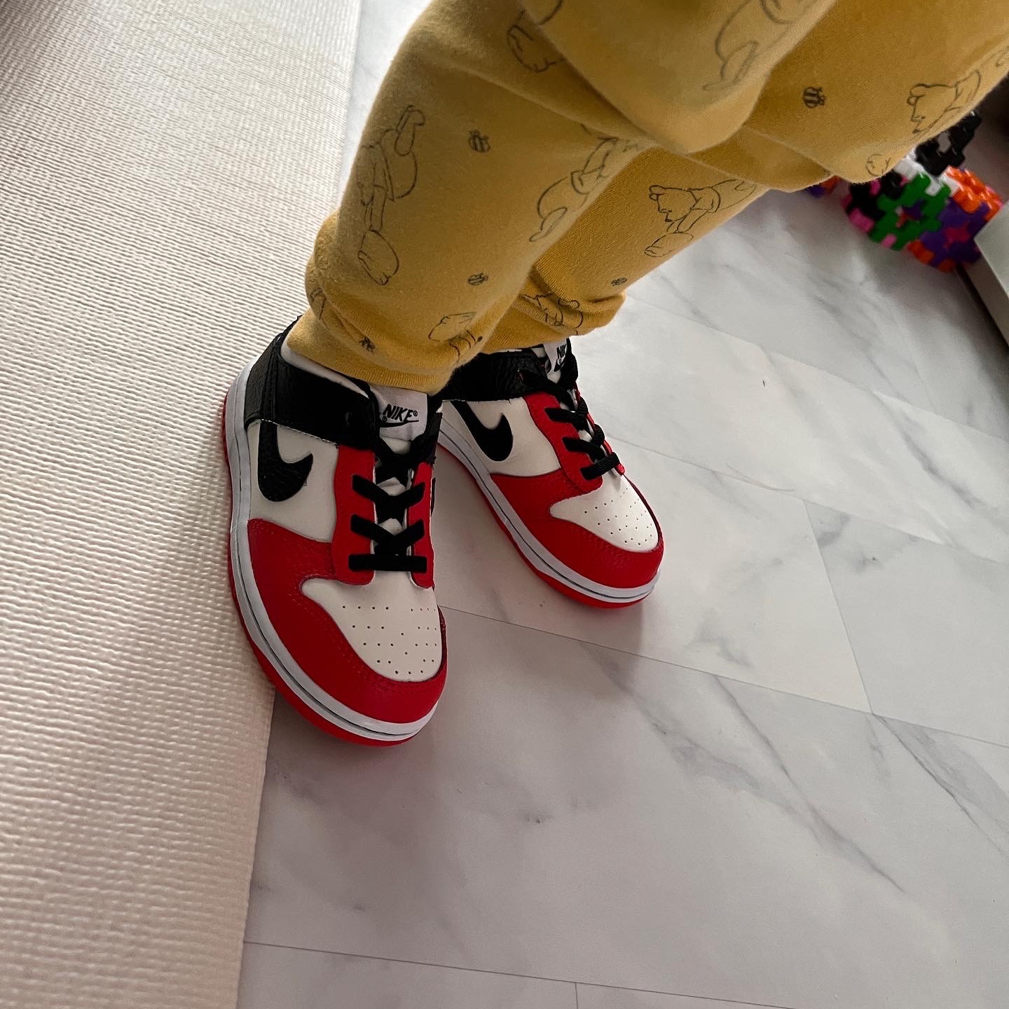 (TD) Nike x NBA Dunk Low Black and Chile Red 착용 스타일 - 2