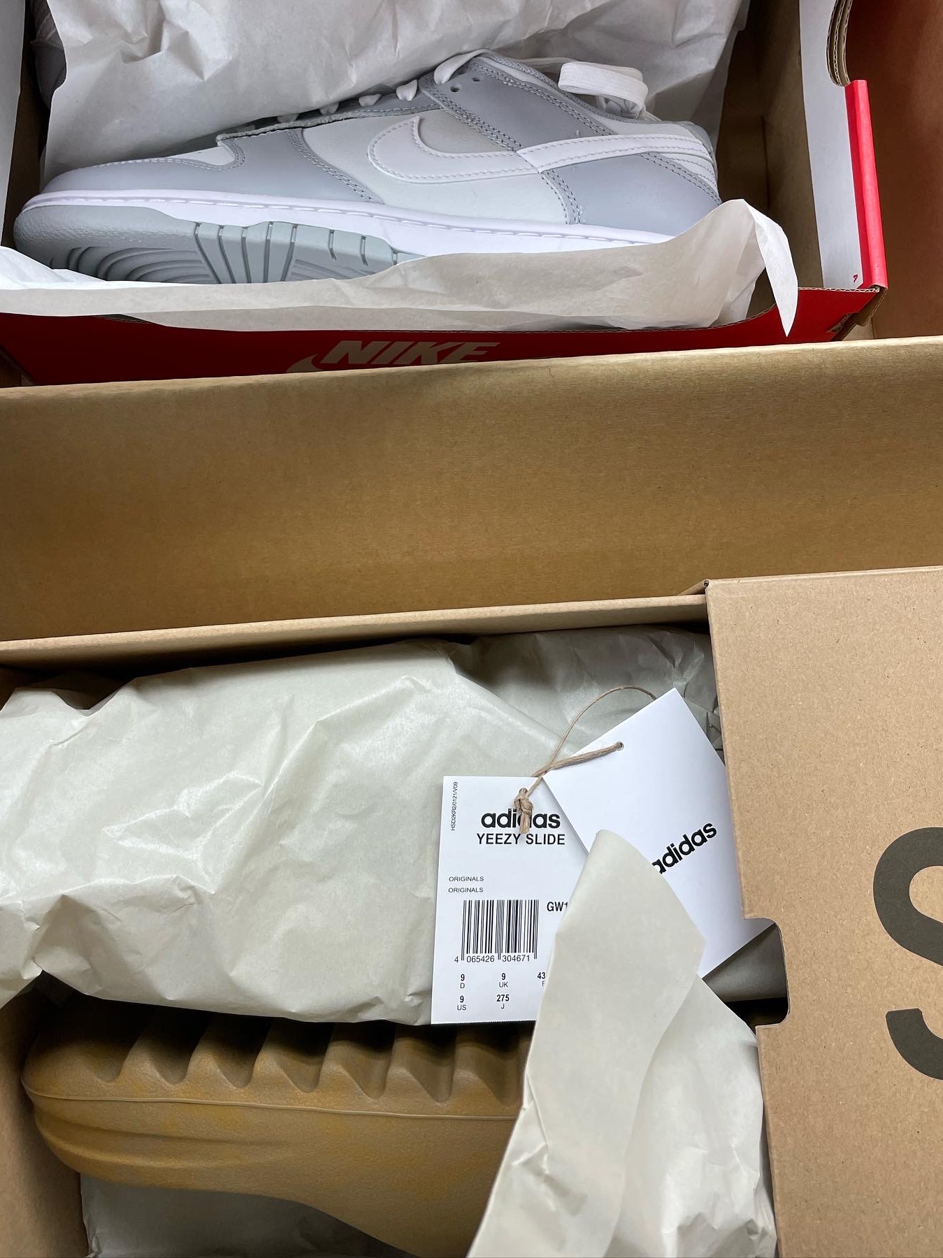Adidas Yeezy Slide Ochre 착용 스타일 - 1