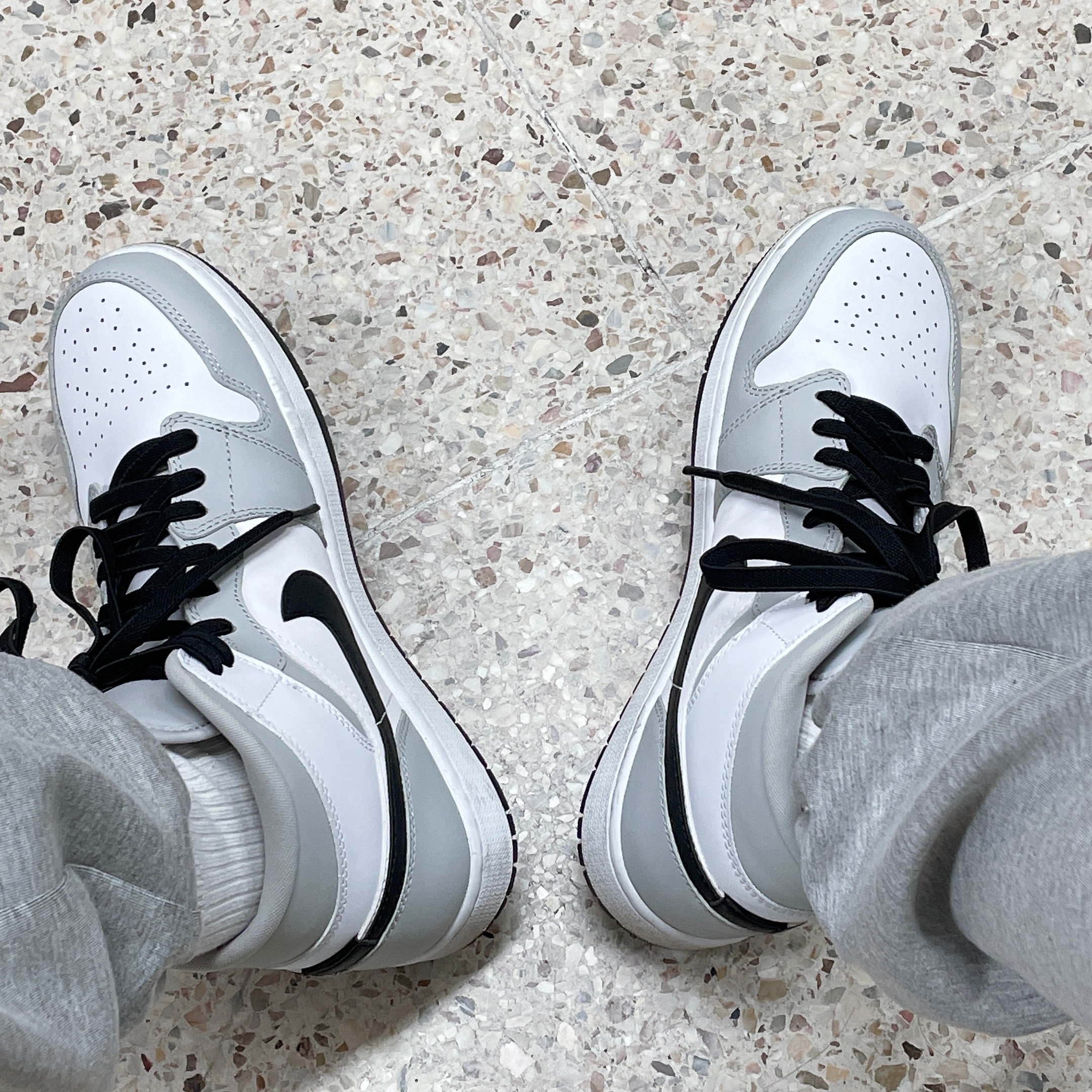 (W) Jordan 1 Mid Grey Fog 착용 스타일