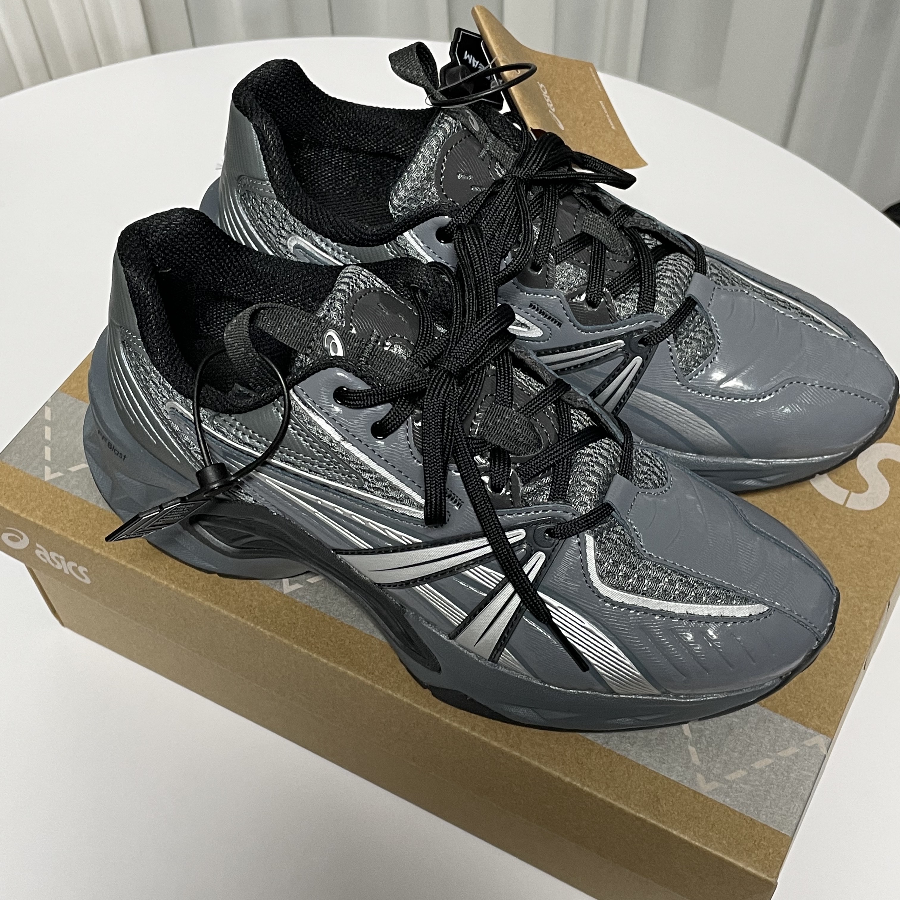 Asics HN2-S Protoblast Steel Grey 착용 스타일