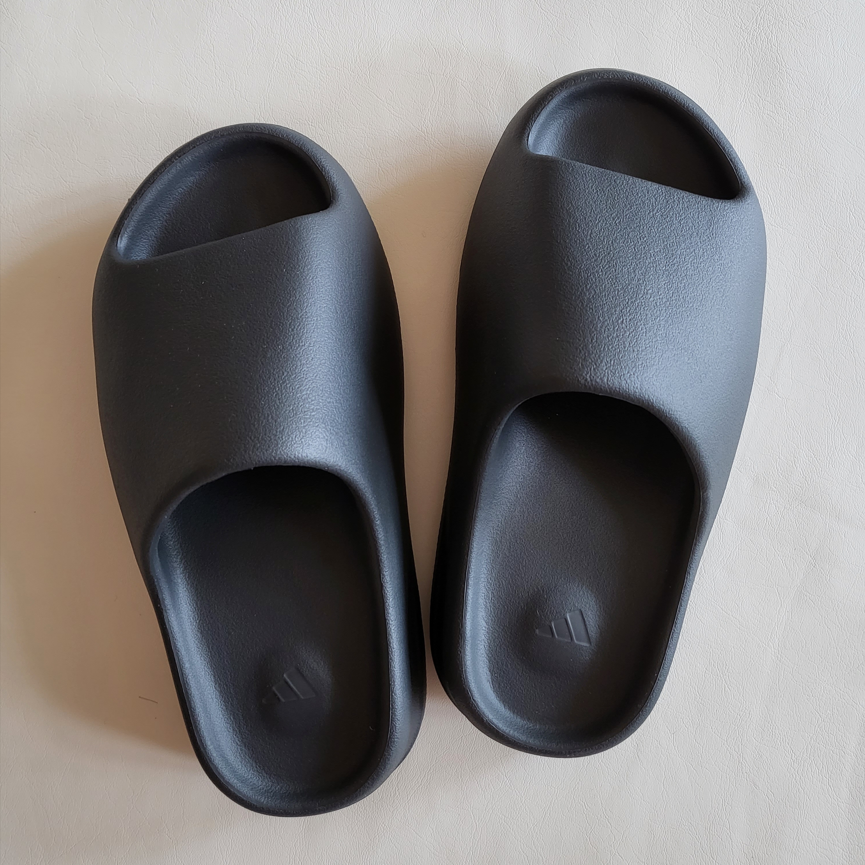 Adidas Yeezy Slide Onyx 착용 스타일