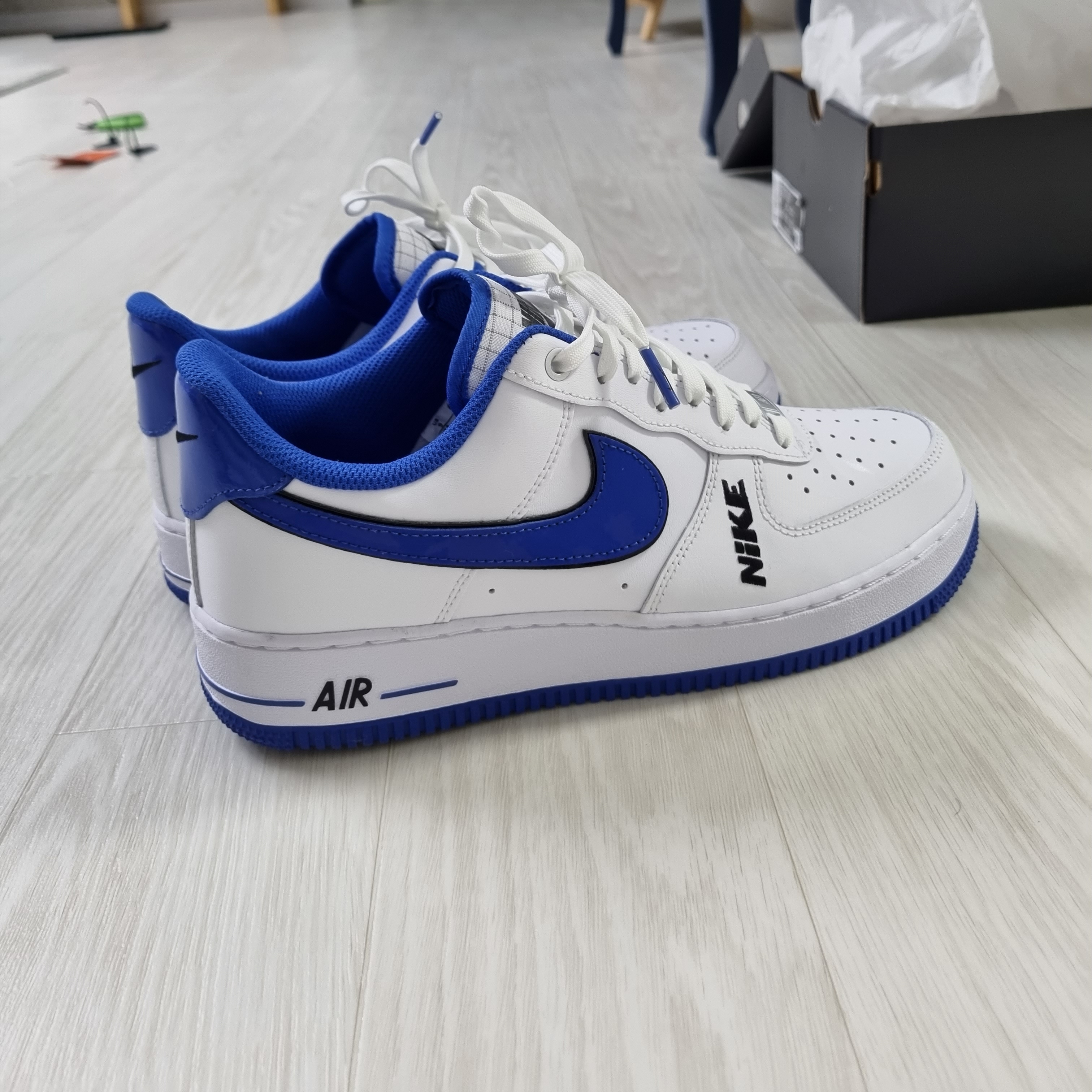 Nike Air Force 1 '07 LV8 White Game Royal 착용 스타일 - 2