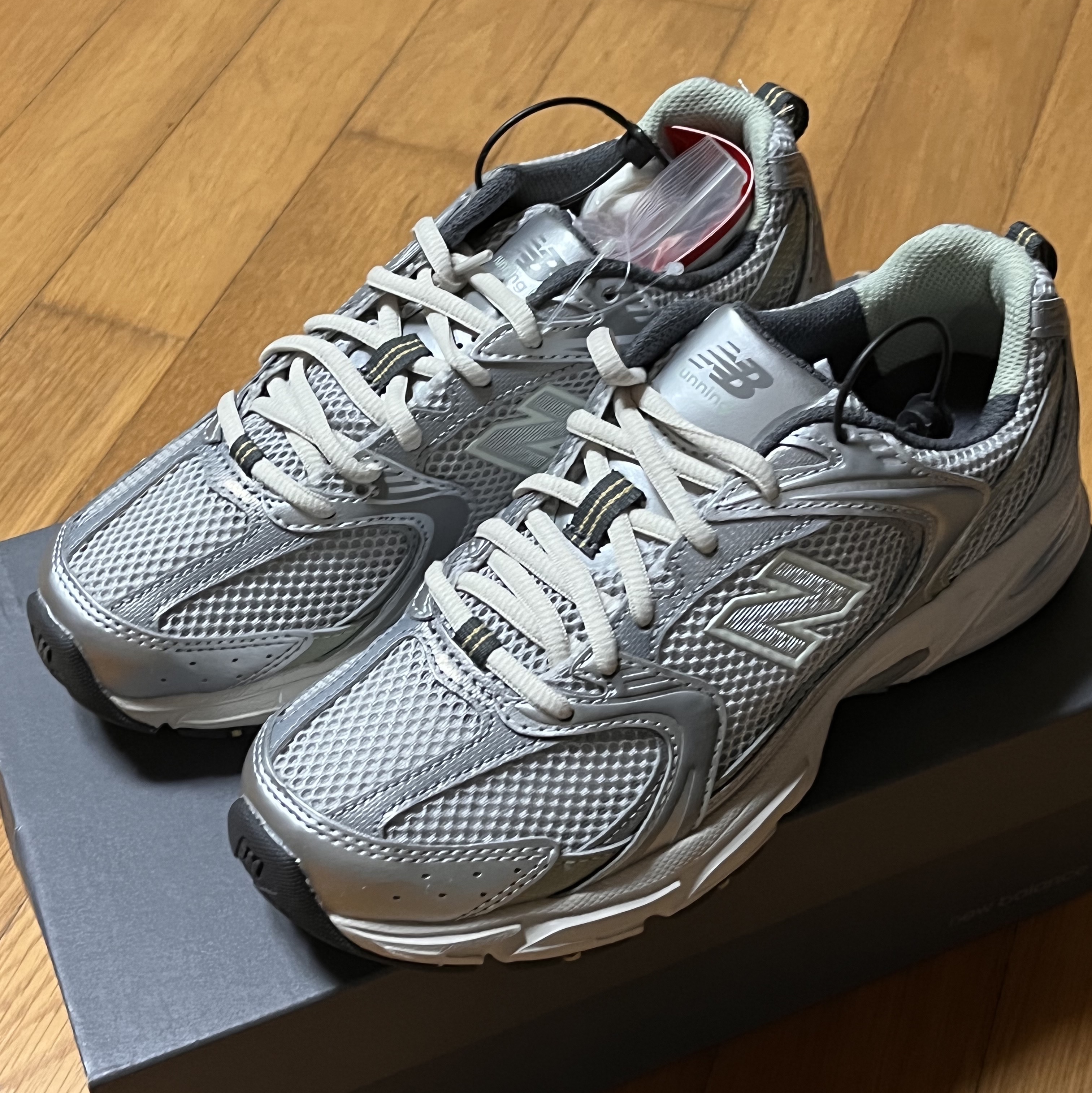 New Balance 530 Earth 착용 스타일 - 1