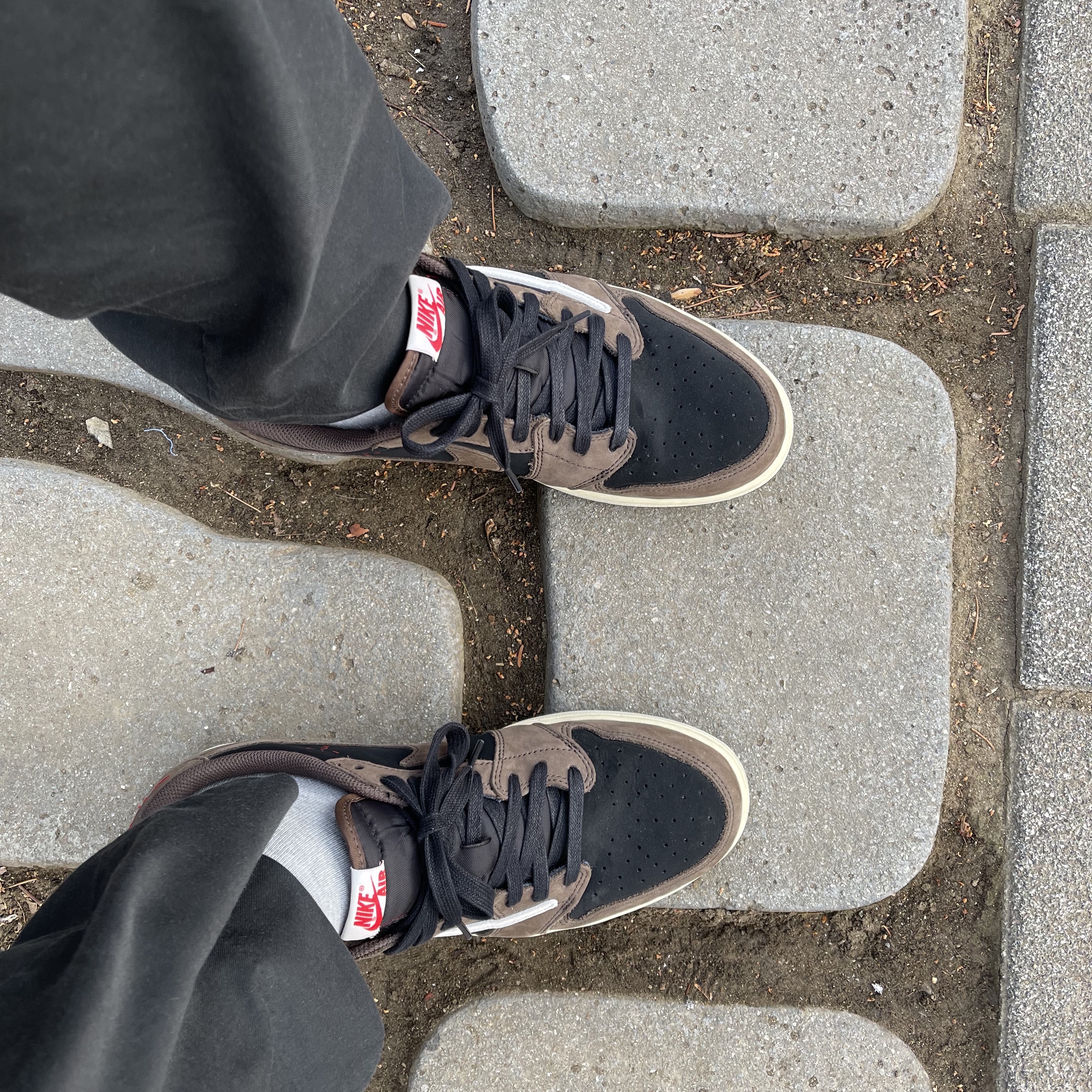 Jordan 1 x Travis Scott Retro Low OG SP Mocha 착용 스타일 - 3