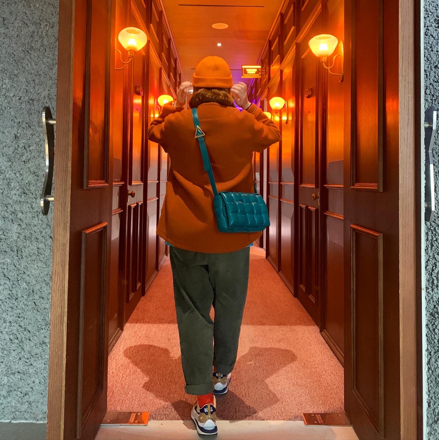 Nike x Sacai VaporWaffle Sesame and Blue Void 착용 스타일