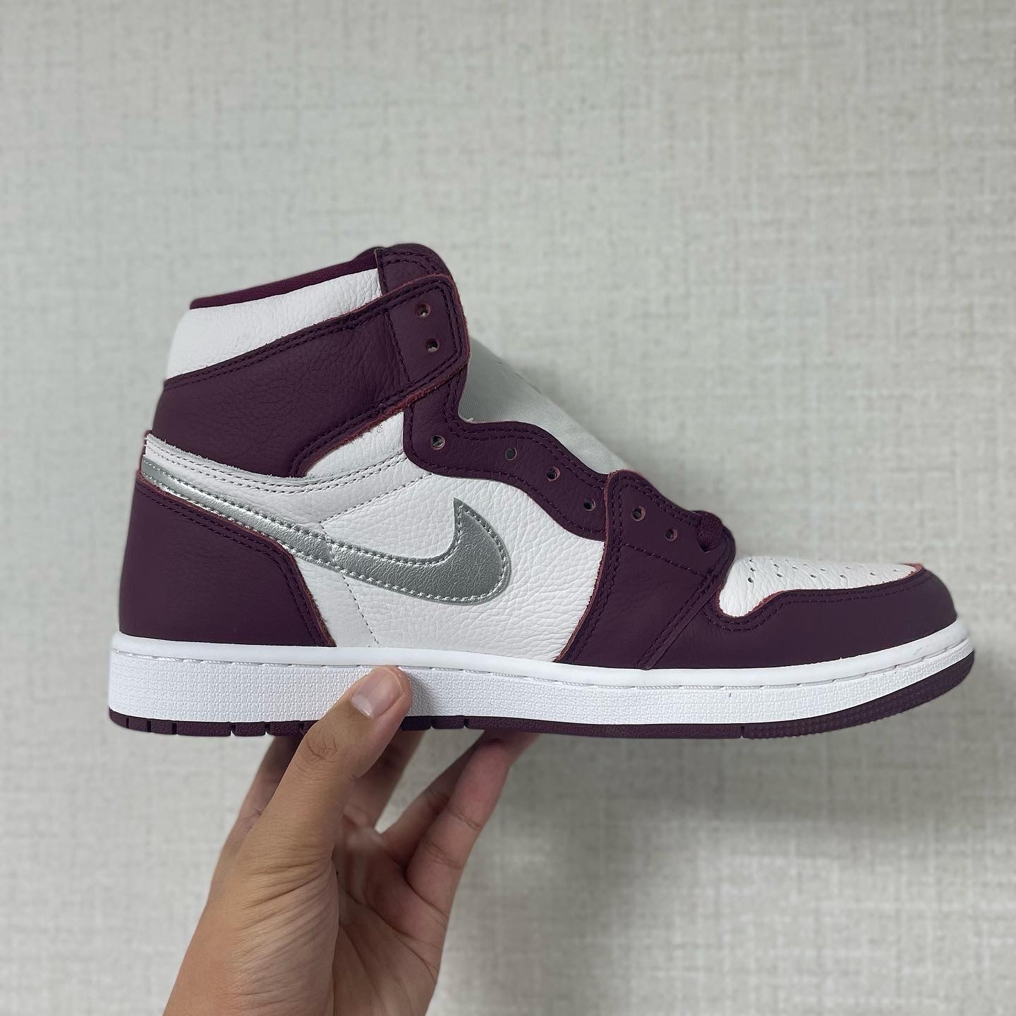 Jordan 1 Retro High OG Bordeaux 착용 스타일 - 1
