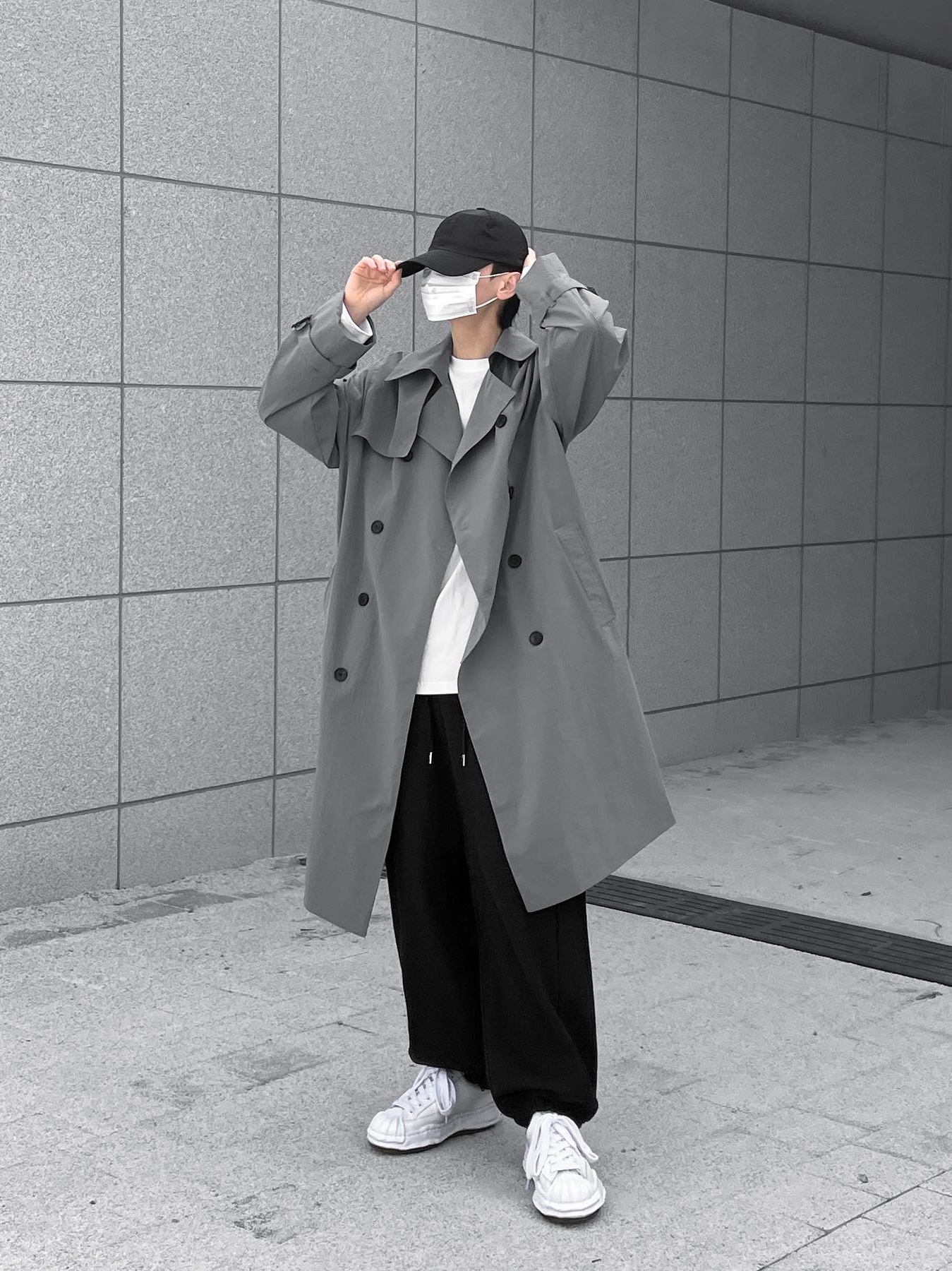 Maison Mihara Yasuhiro Blakey OG Sole Canvas Low-top Sneakers White 착용 스타일 - 3