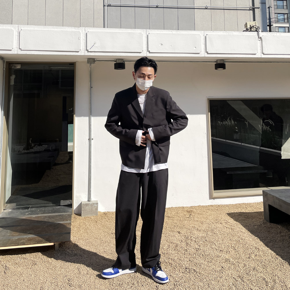 Jordan 1 Low Hyper Royal 착용 스타일 - 4