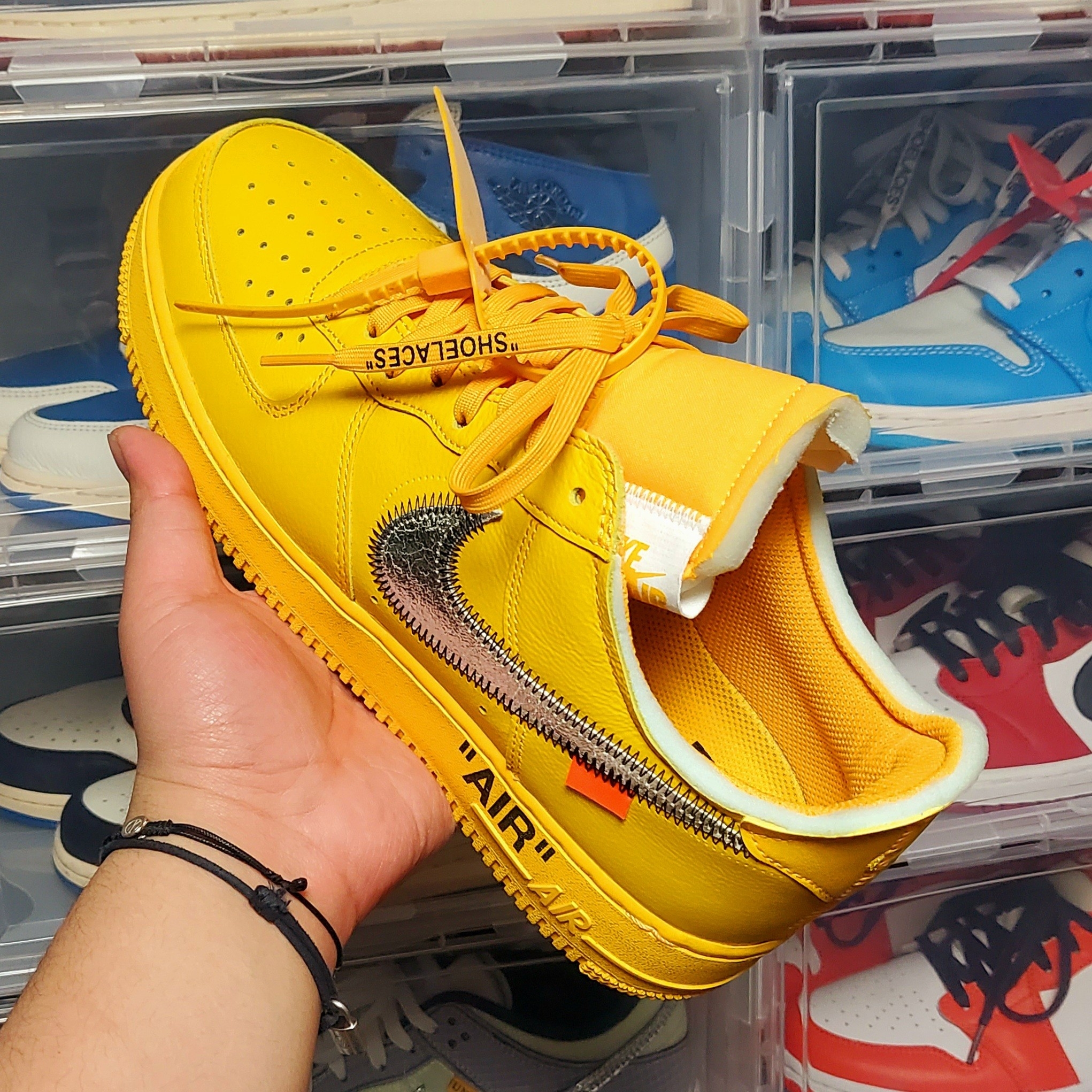Nike x Off-White Air Force 1 '07 University Gold 착용 스타일 - 3