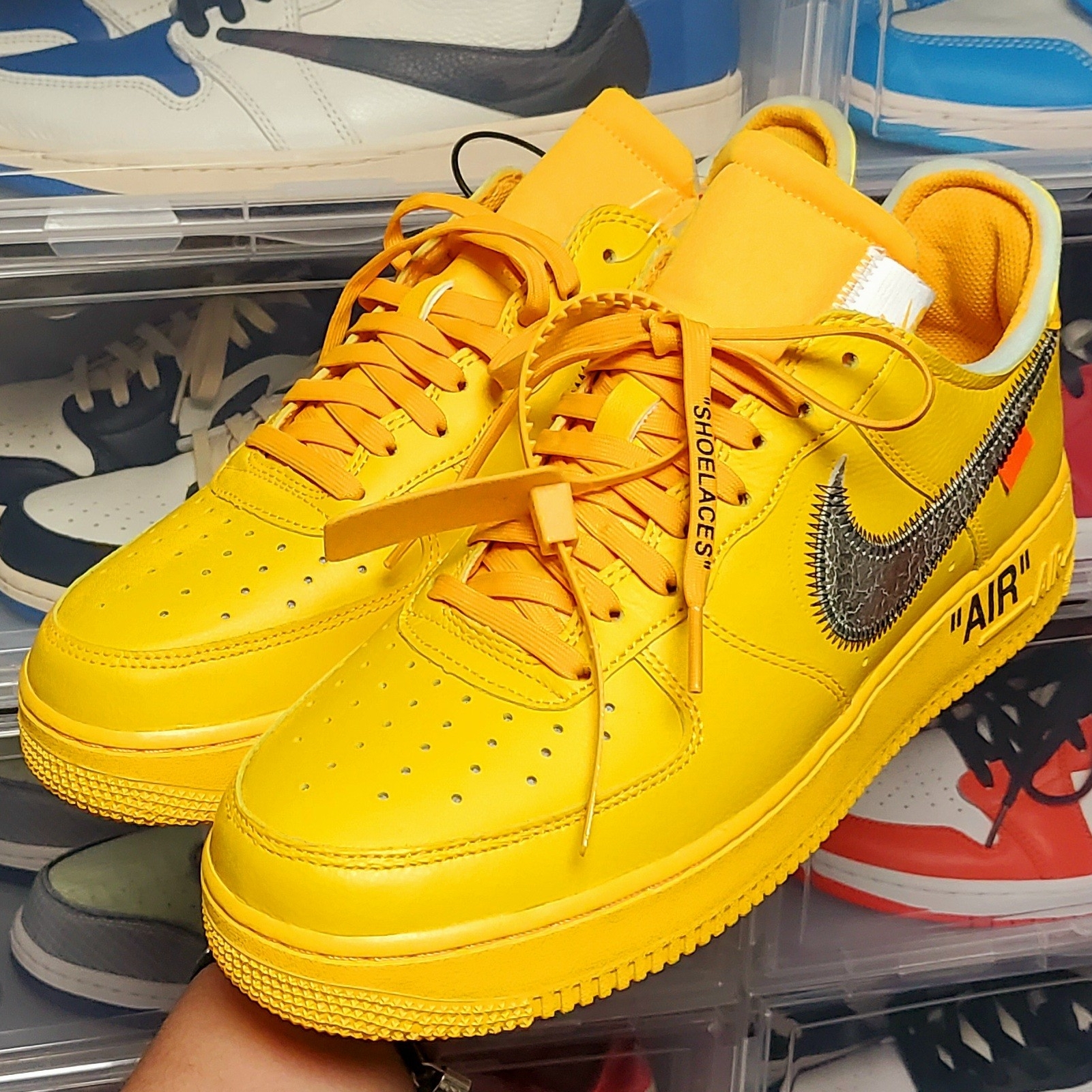 Nike x Off-White Air Force 1 '07 University Gold 착용 스타일 - 5