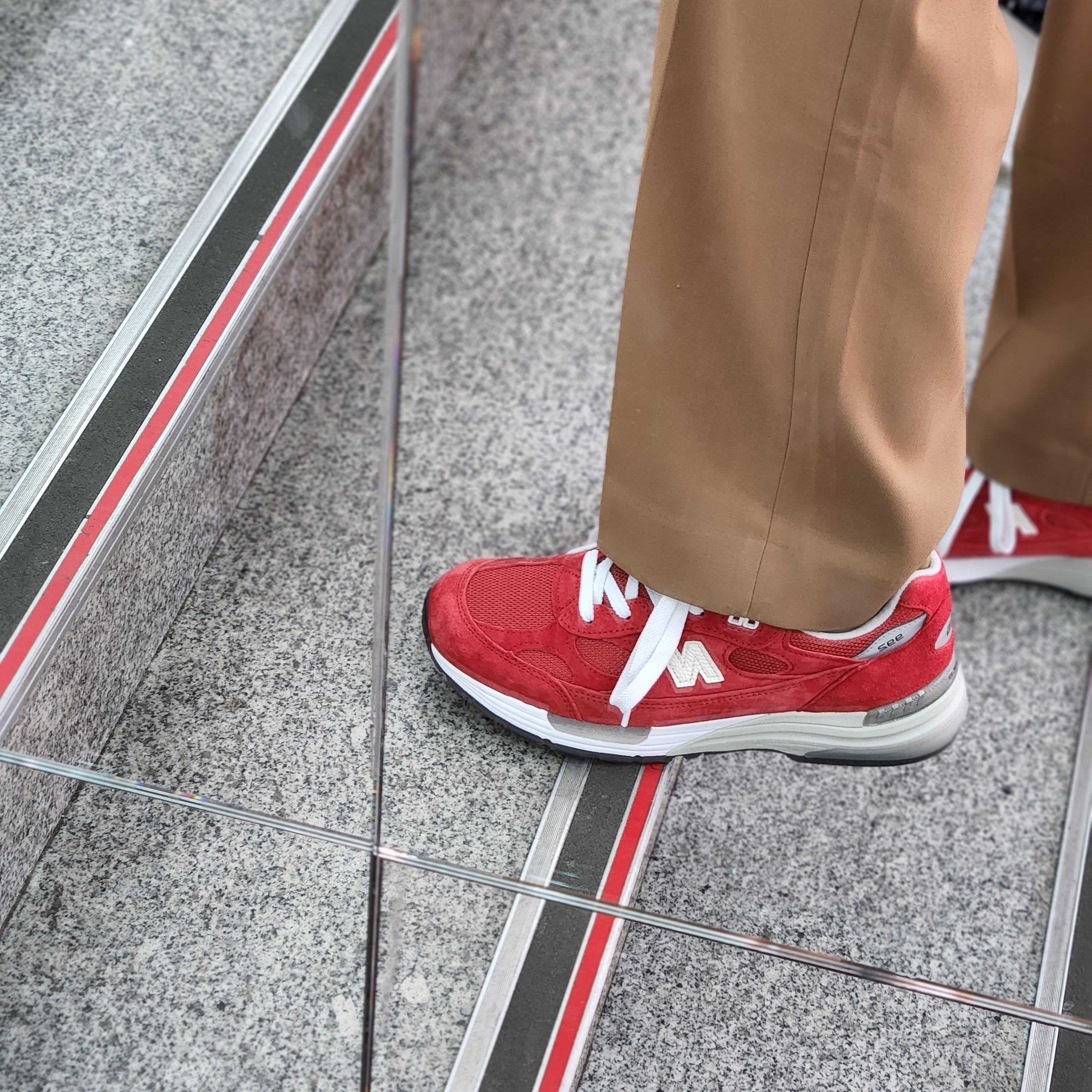 New Balance x Kith 992 Made in USA Kithmas Team Red 착용 스타일 - 1