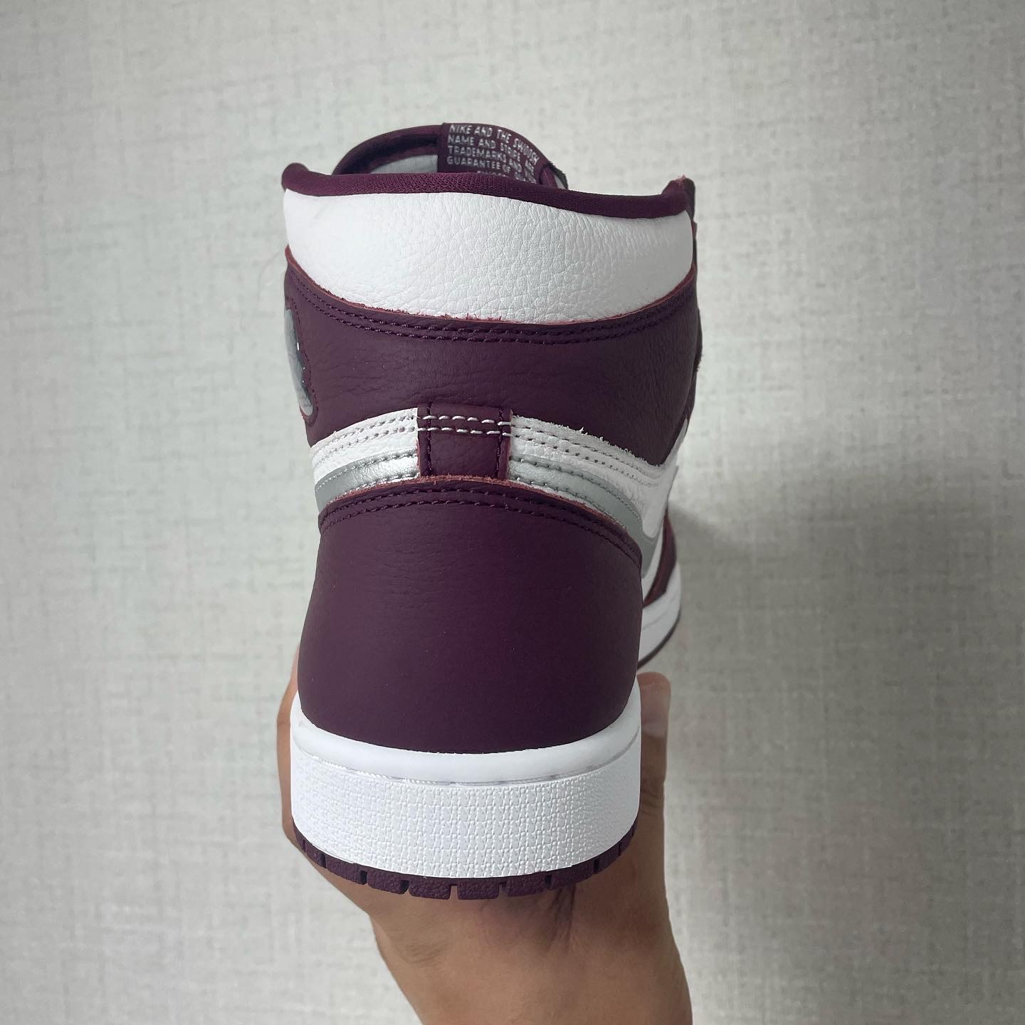 Jordan 1 Retro High OG Bordeaux 착용 스타일 - 4