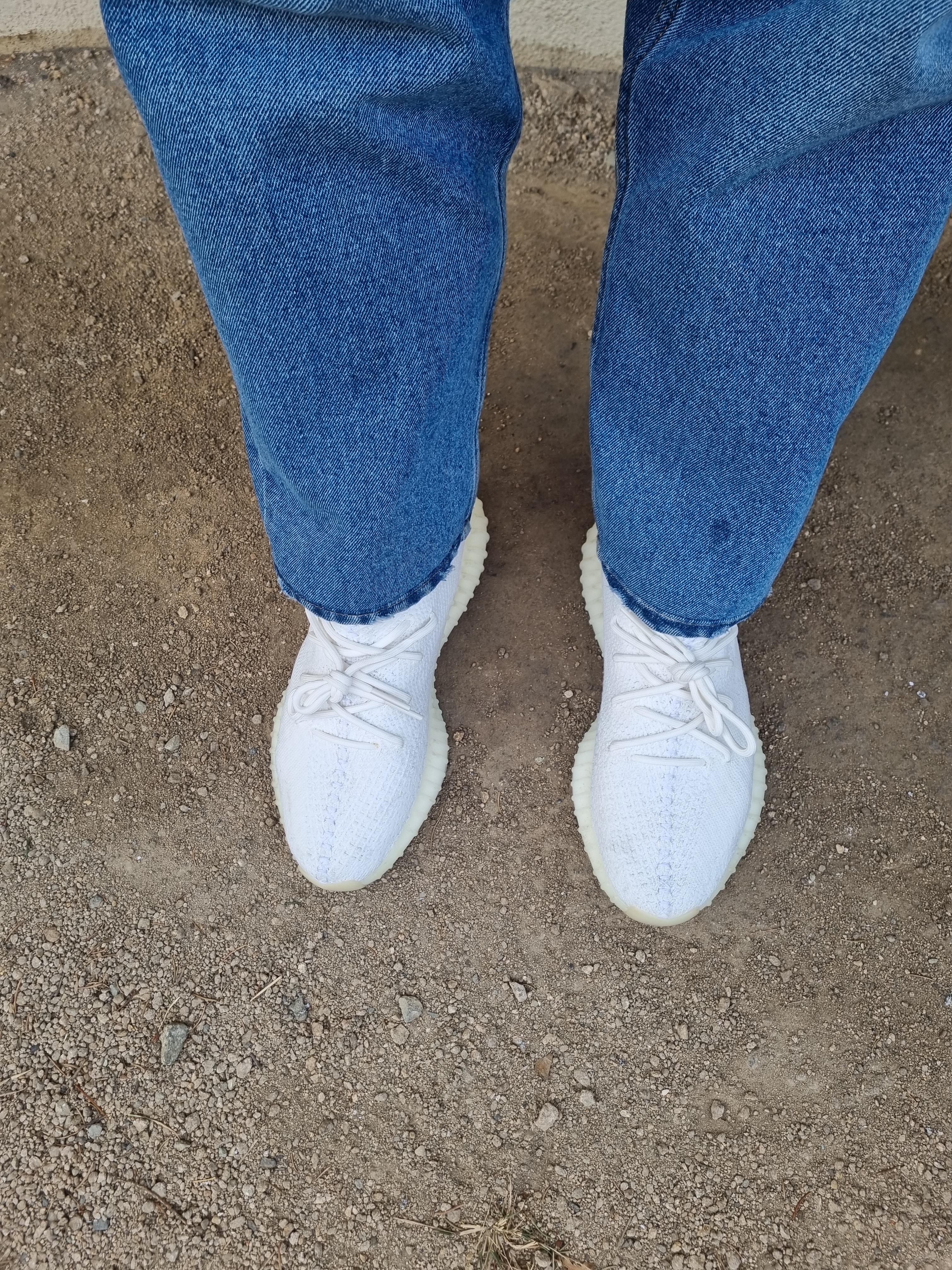 Adidas Yeezy Boost 350 V2 Cream/Triple White 착용 스타일 - 2