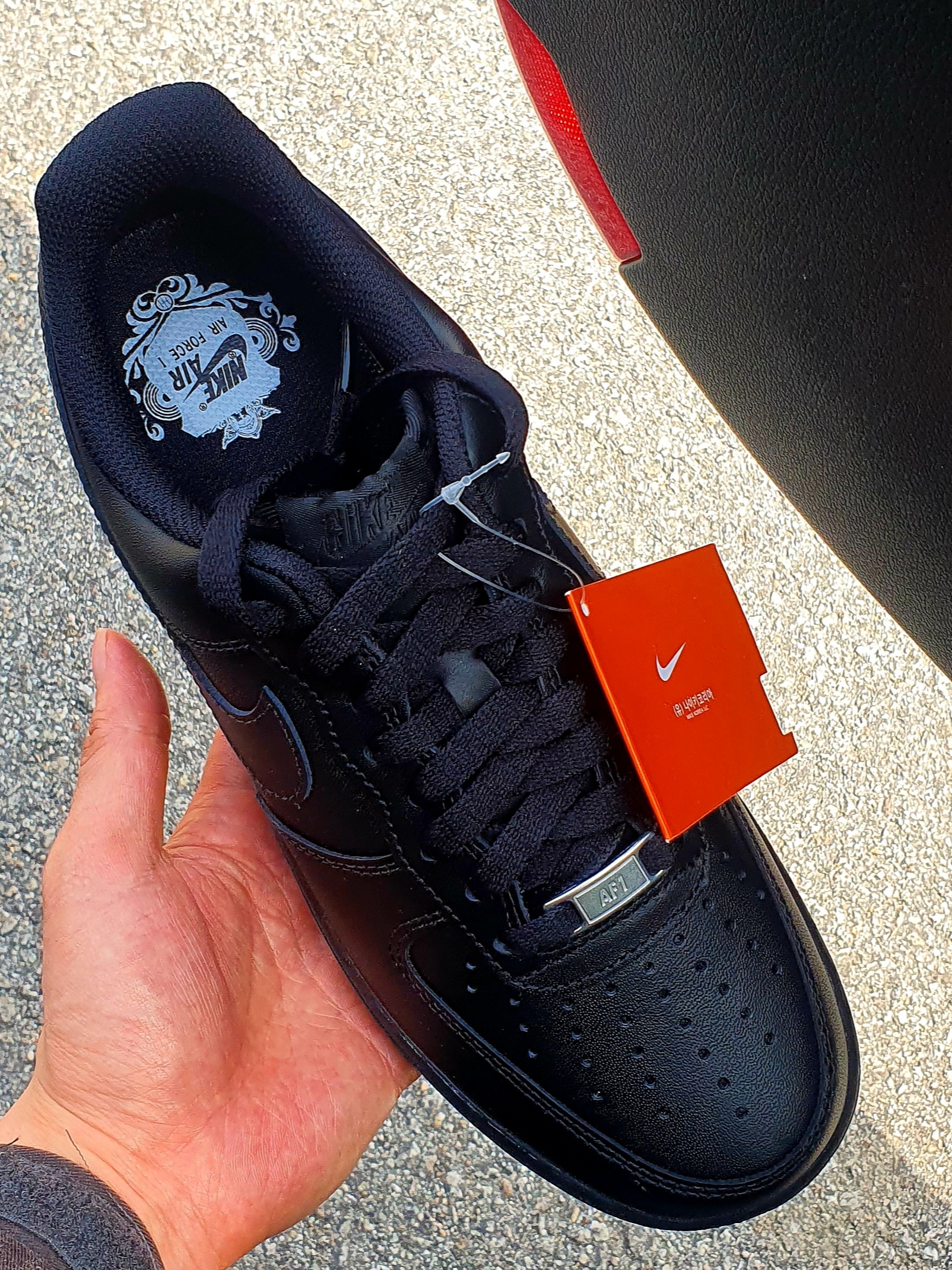 Nike Air Force 1 '07 Low Triple Black 착용 스타일