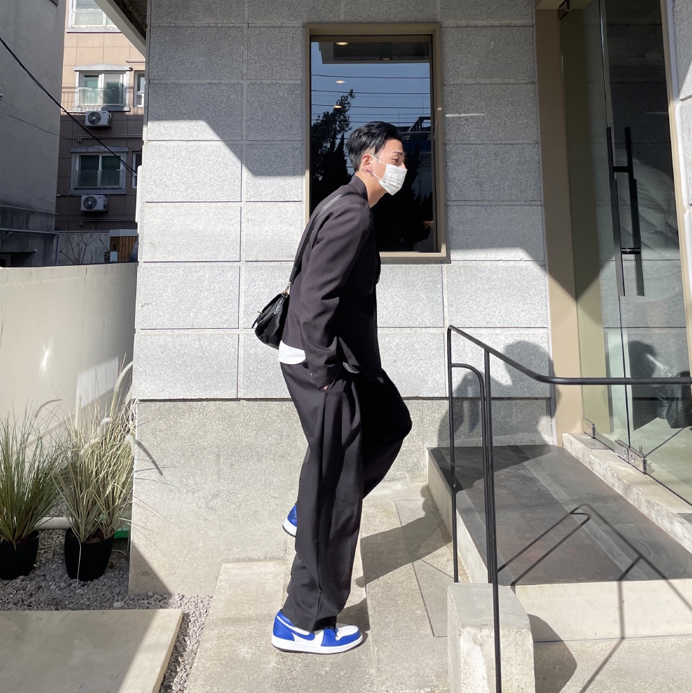 Jordan 1 Low Hyper Royal 착용 스타일 - 2