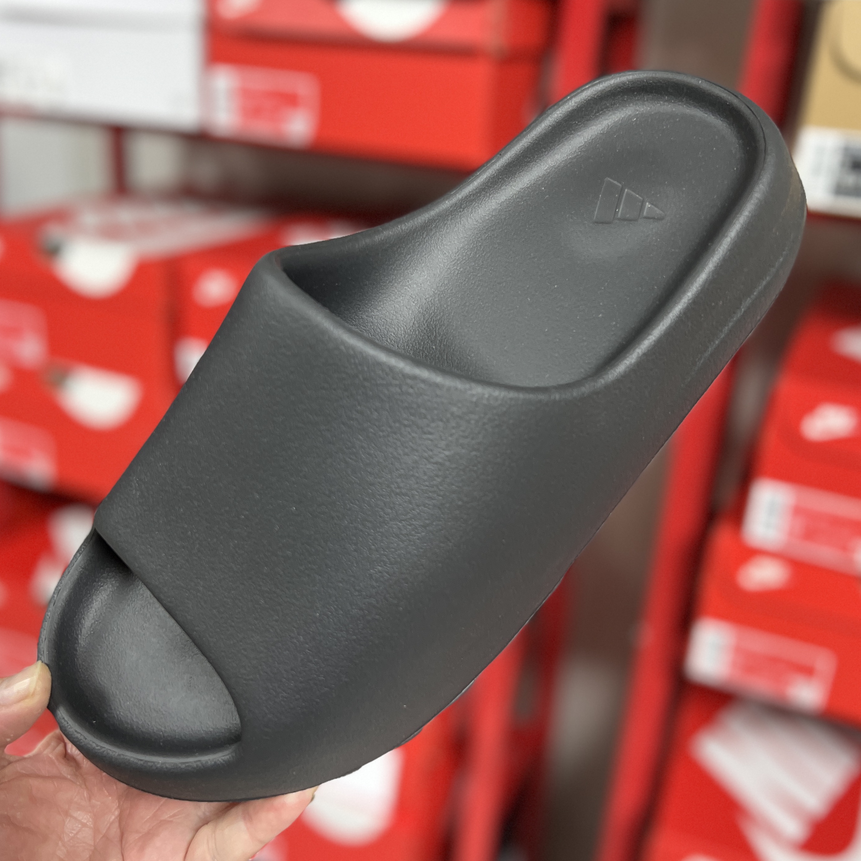 Adidas Yeezy Slide Onyx 착용 스타일 - 1